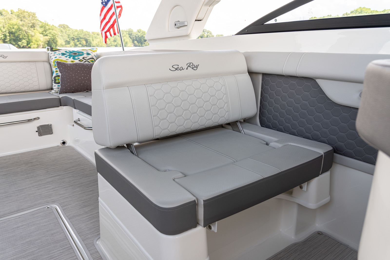 sea-ray-290-sundeck-outbord-cockpit