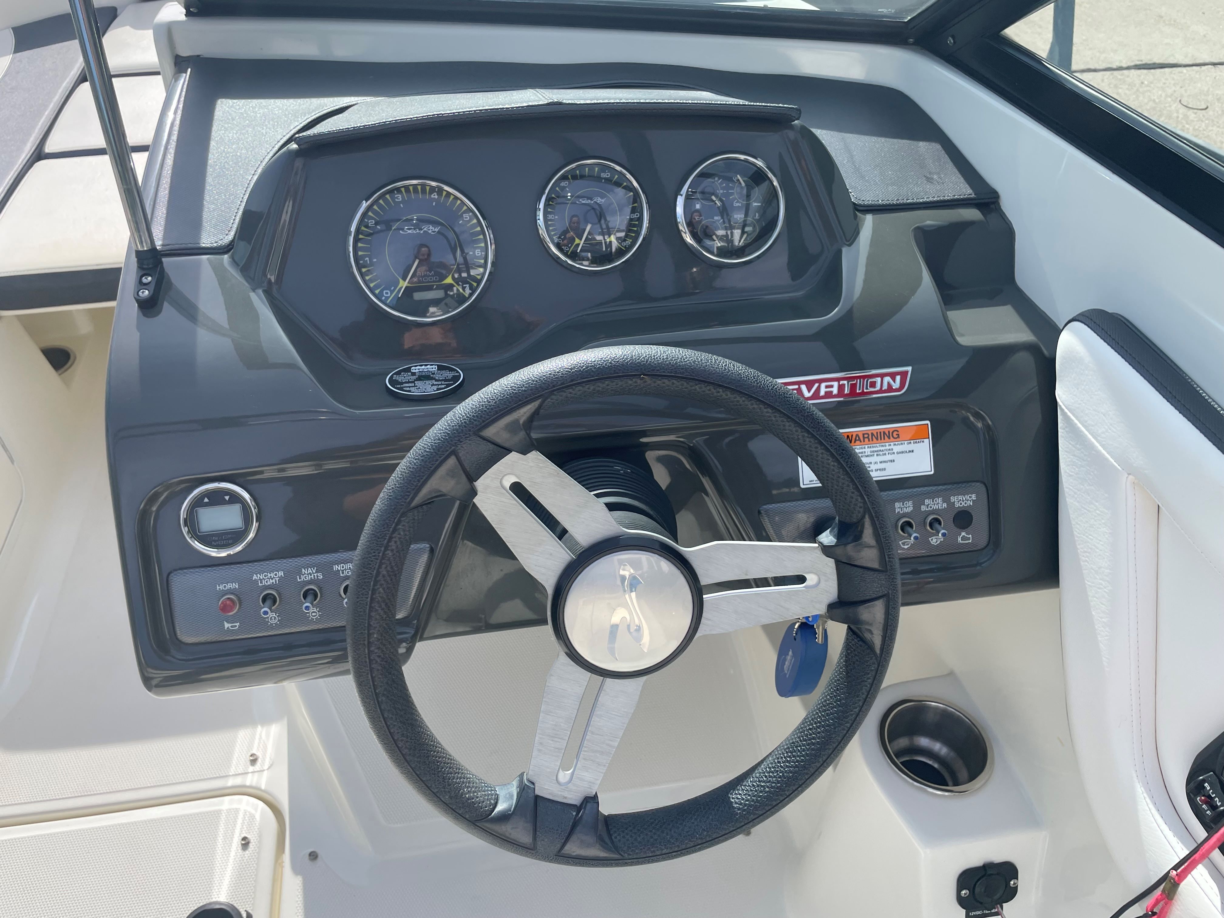 sea-ray-190-spxe-motorboot-bowrider-steuerstand