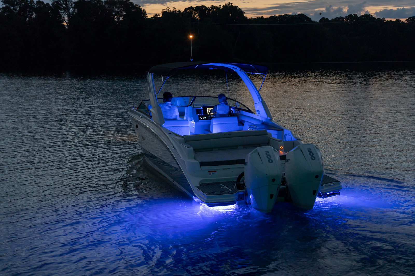 sea-ray-290-sundeck-motorboot-beleuchtung