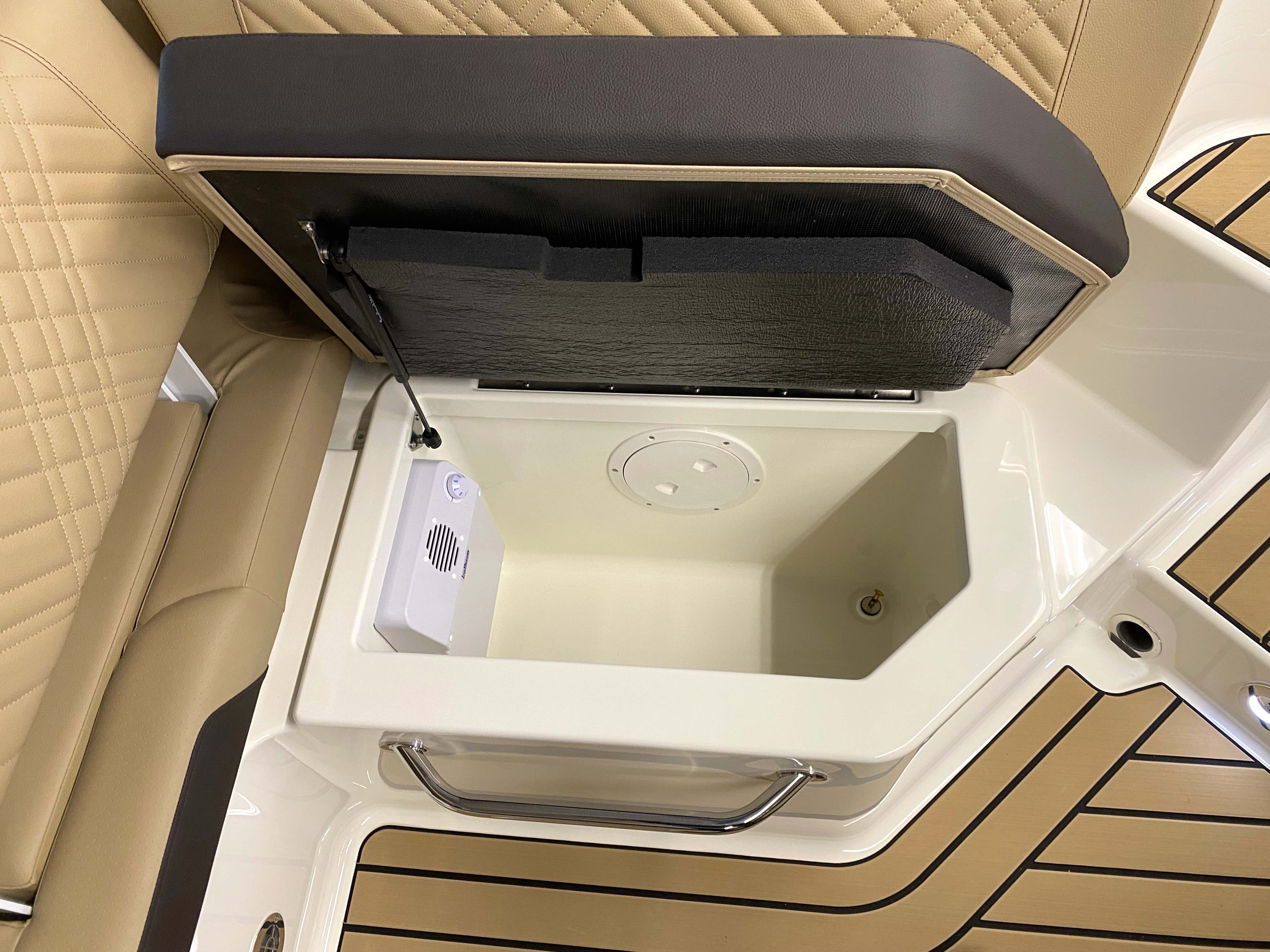 sea-ray-250-kuehlschrank-kuehlfach-kompressor-seadek-beige-dune-leder-wassersportzentrum