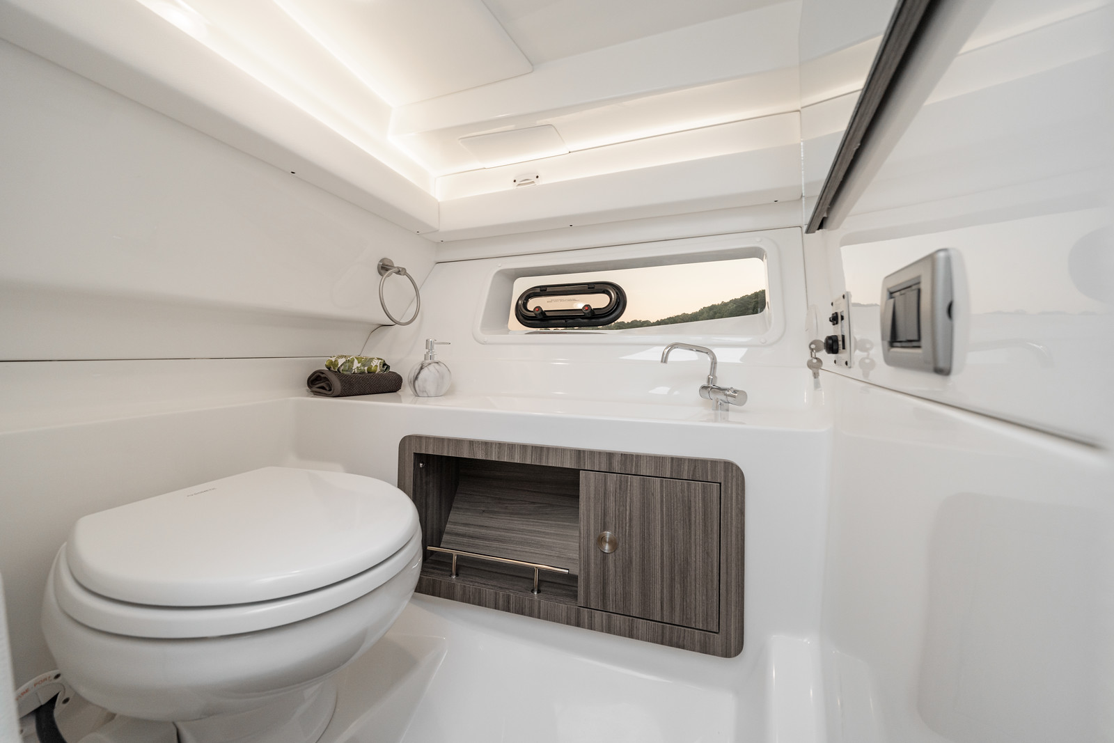 sea-ray-350-slx-motorboot-toilettenkabine