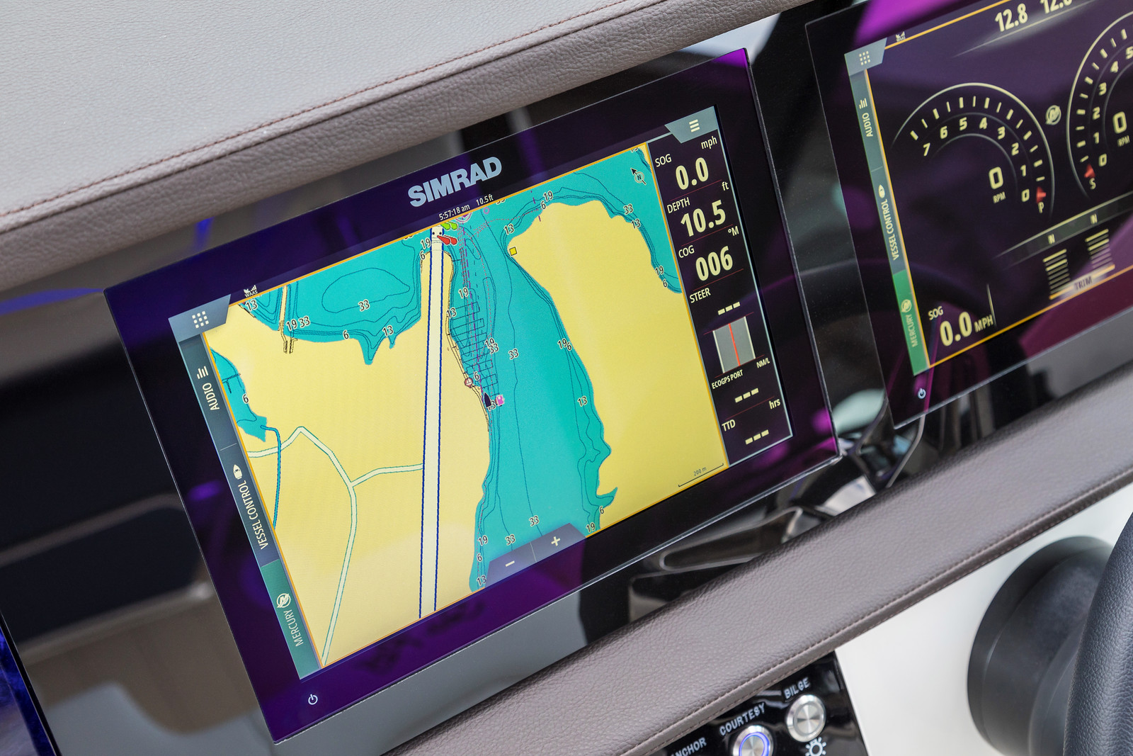 sea-ray-320-sundancer-stuerstand-display-boot
