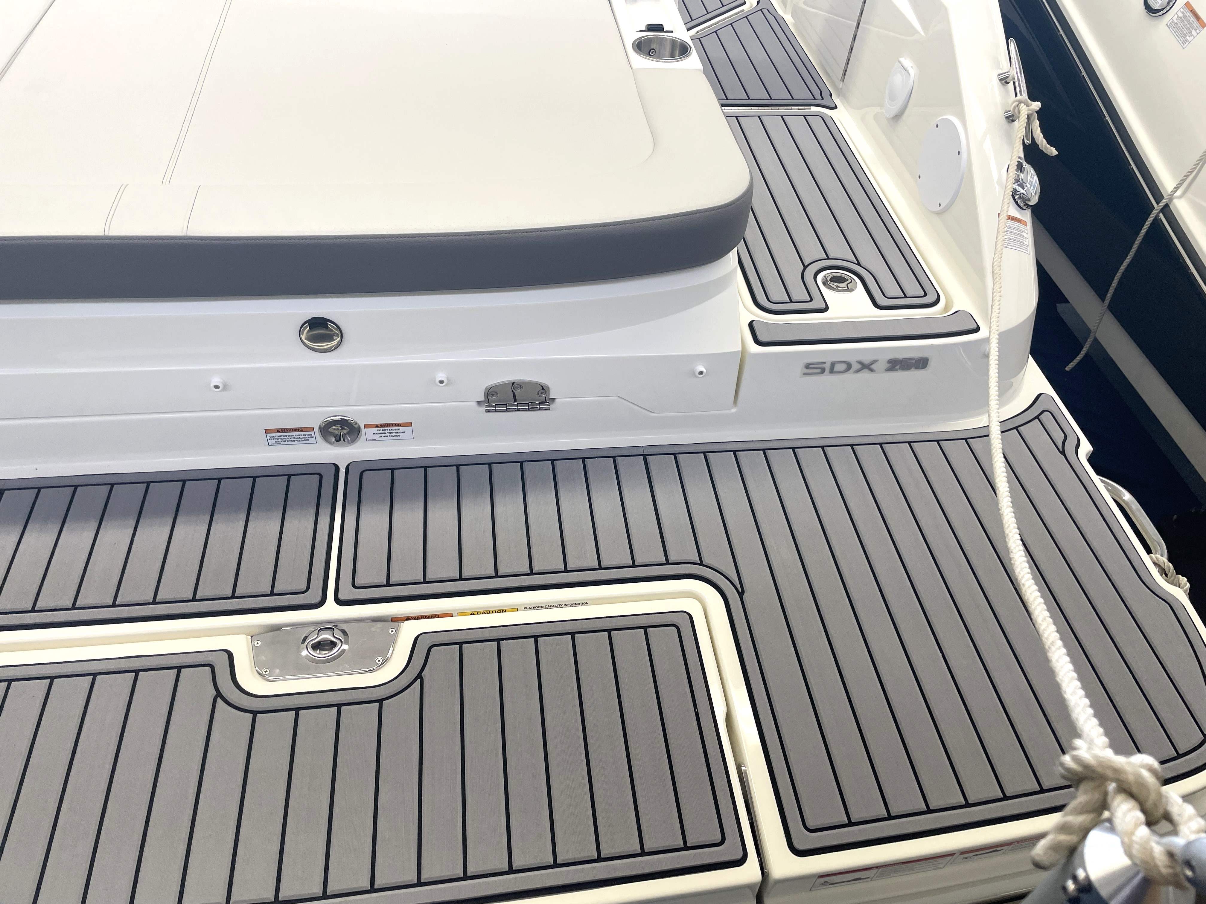sea-ray-250-sdxe-neuboot-innendordmotor-groáse-badeplattform