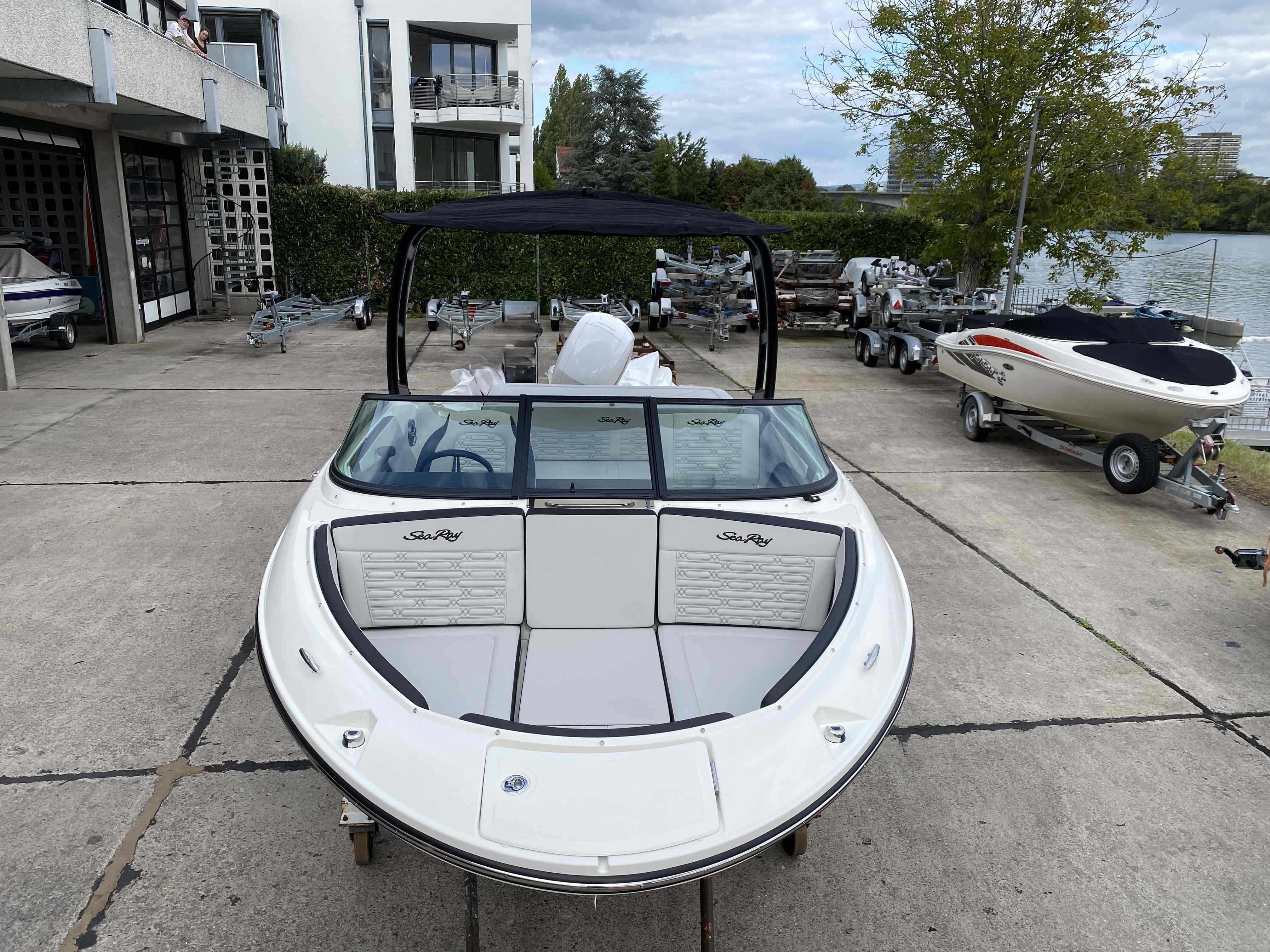 sea-ray-190-spoe-bowrider-grau-beige-bimini-wassersportzentrum-mosel-gruehn