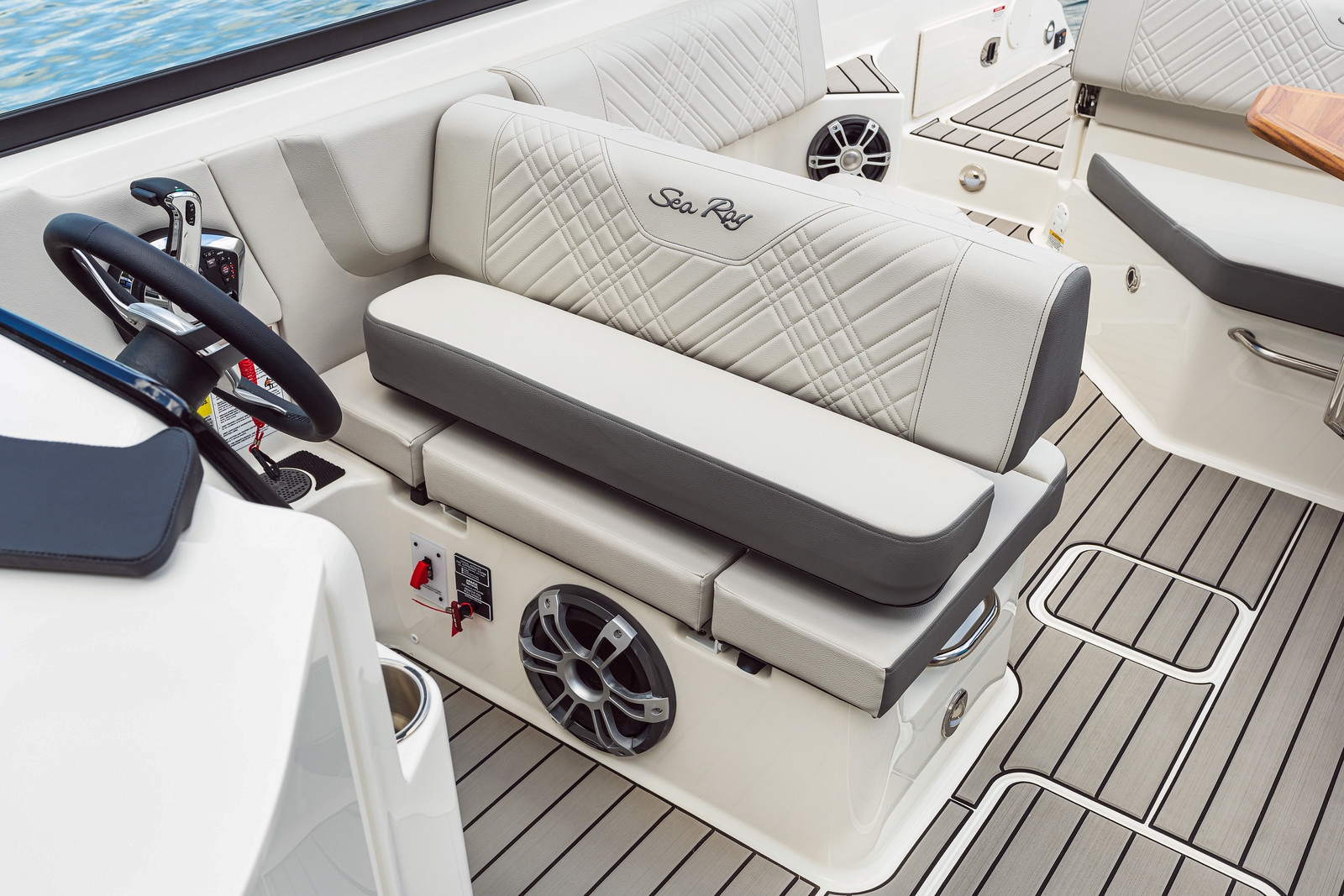 sea-ray-multimedia-gruehn-250-2025-sdxe-cockpit