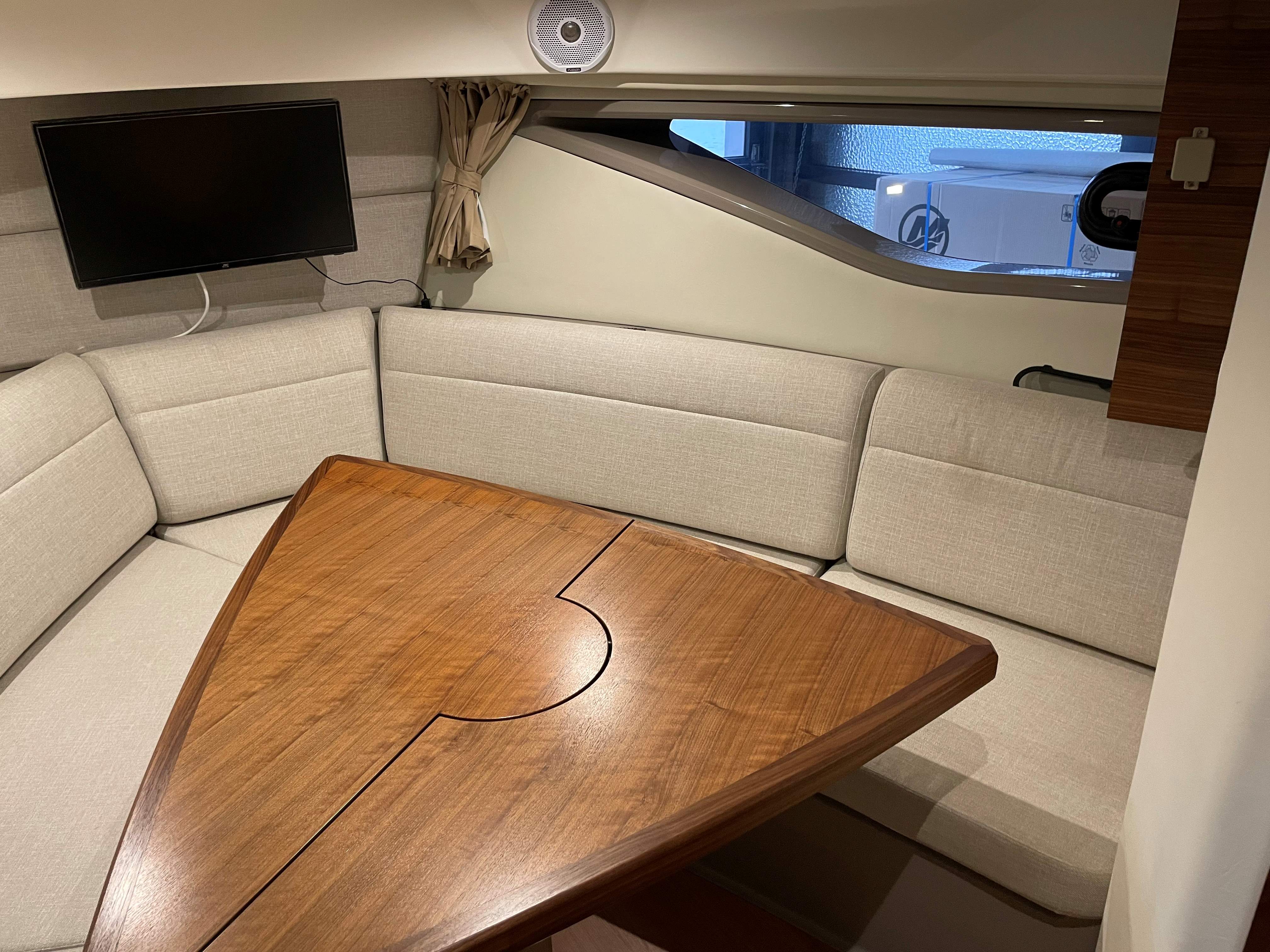 sea-ray-320-sundancer-koblenz-mit-tisch