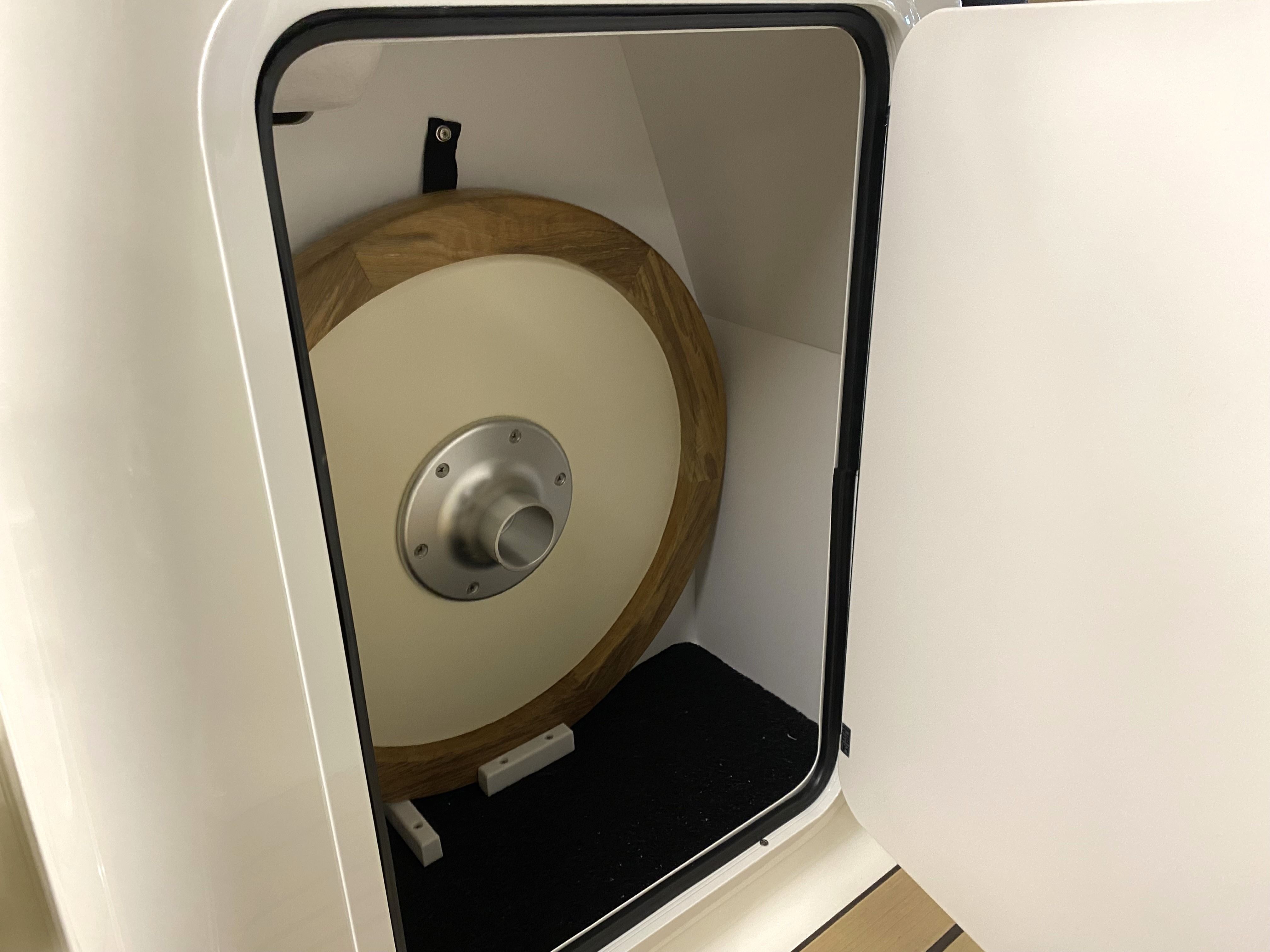 sea-ray-190-wassersportzentrum-gruehn-koblenz-2026-staufach-teack-tisch-abschlieábar