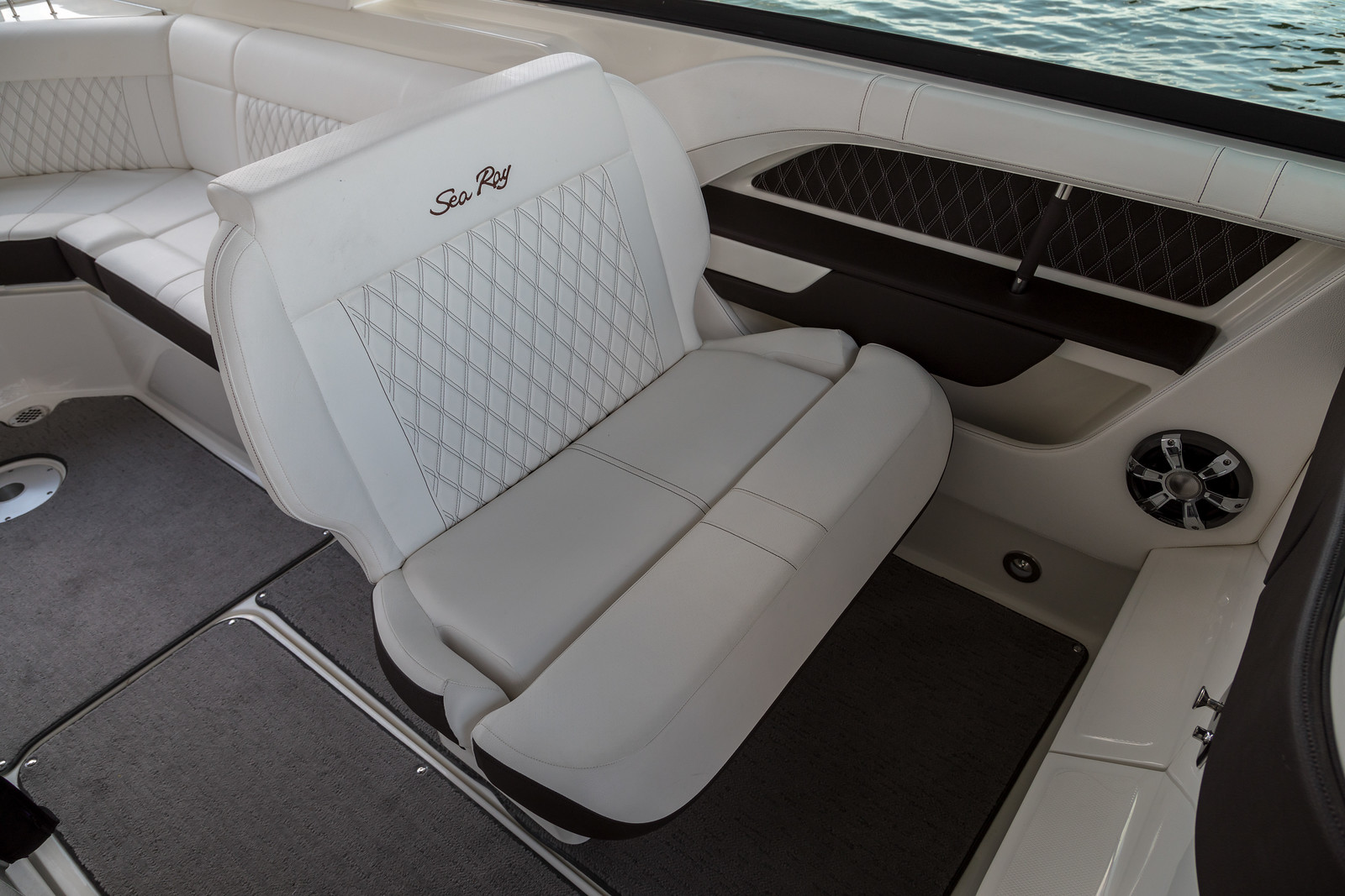 Sea-ray-310-slx-cockpitsitz