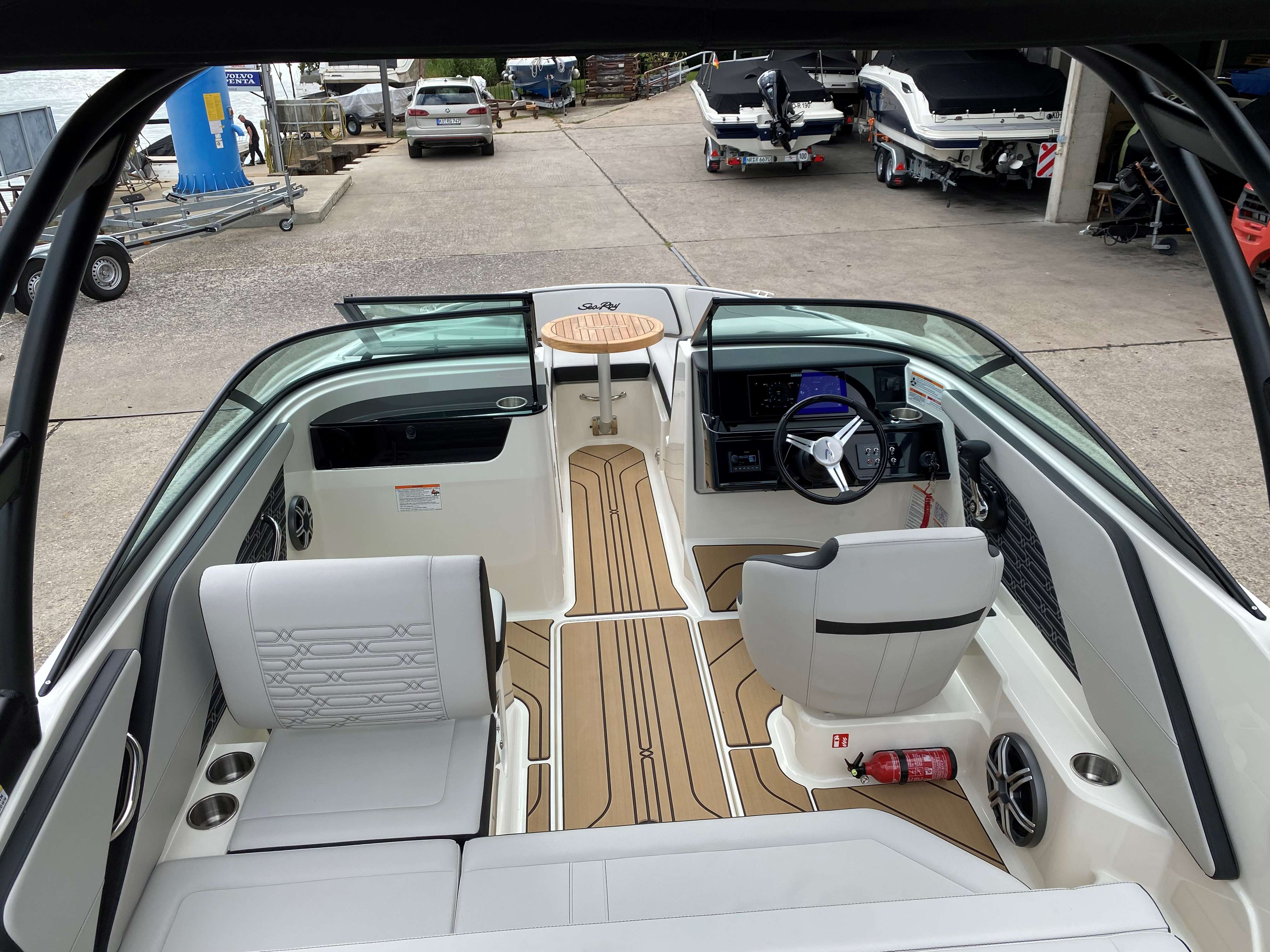 Sea-ray-190-spoe-outbord-aussenborder-wassersportzentrum-koblenz-subwoofer-preimum-Stereoanlage