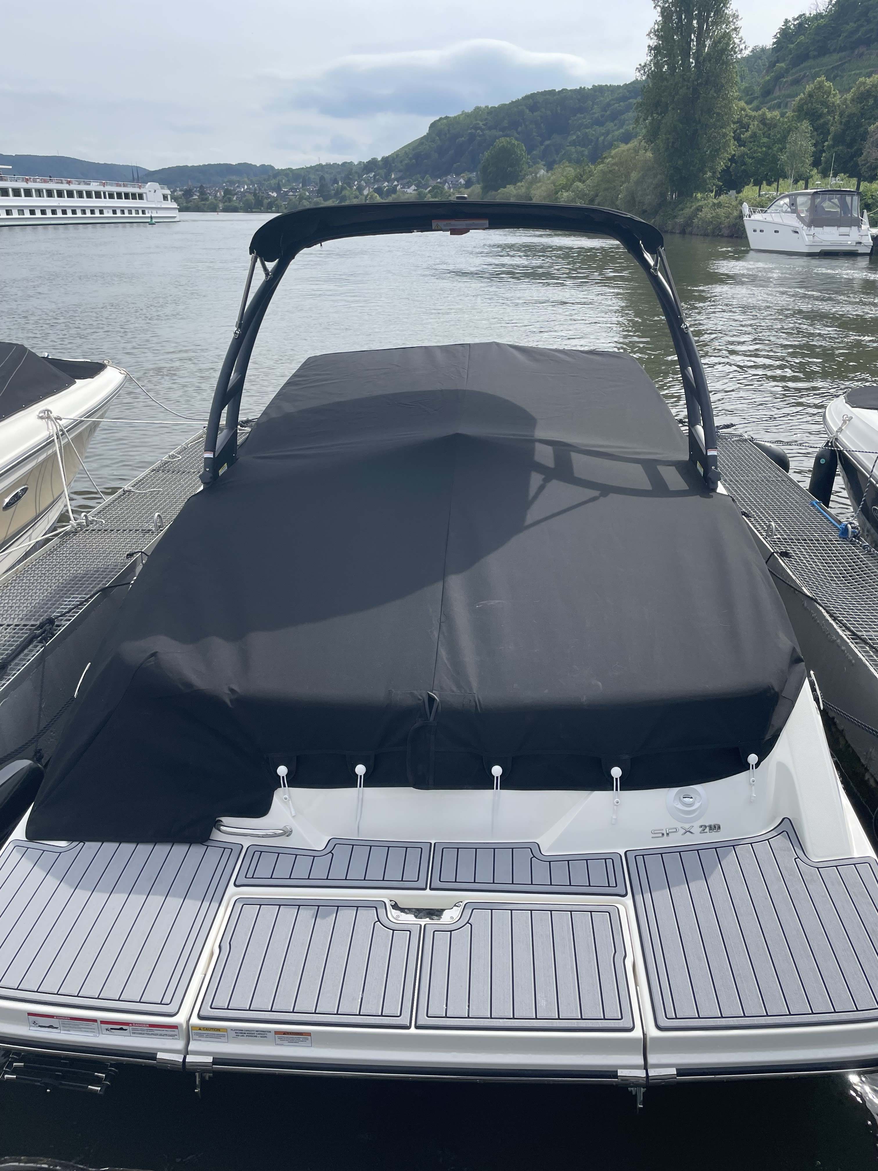 sea-ray-210-spxe-2023-schwarz-gebrauchtboot