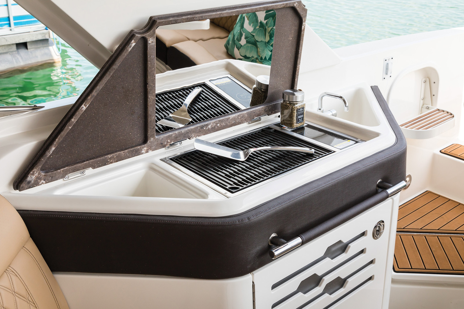 sea-ray-310-sxo-sportboot-grill