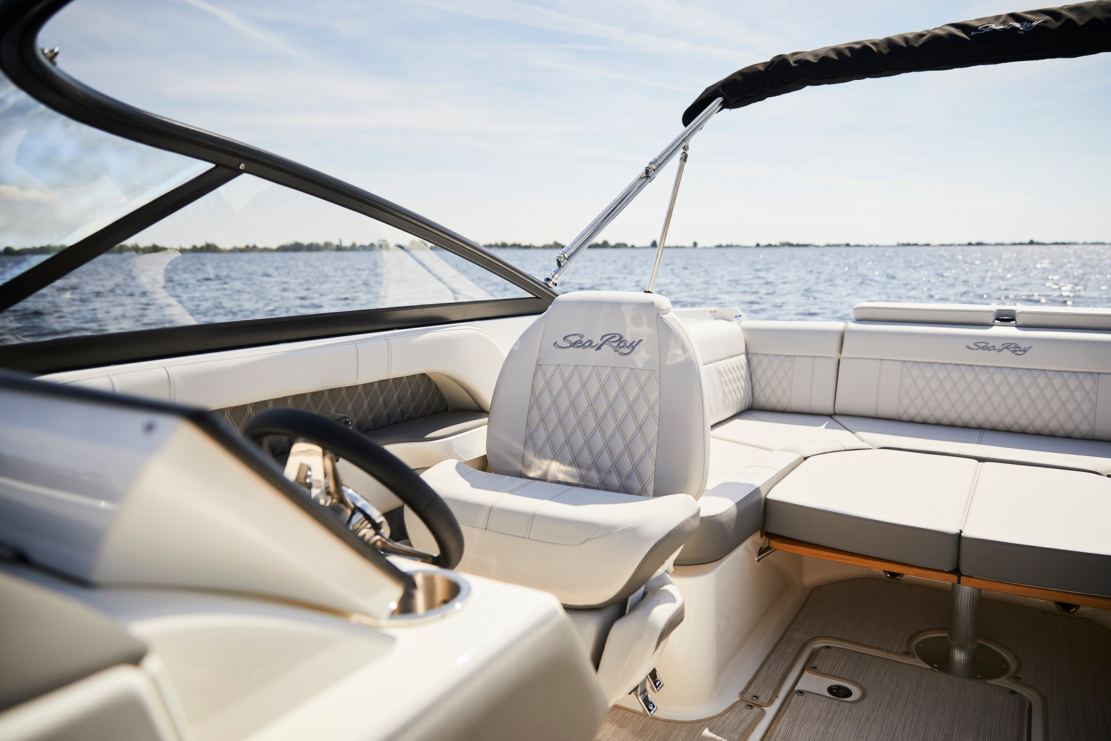 sea-ray-250-slxe-steuerstand-sportboot