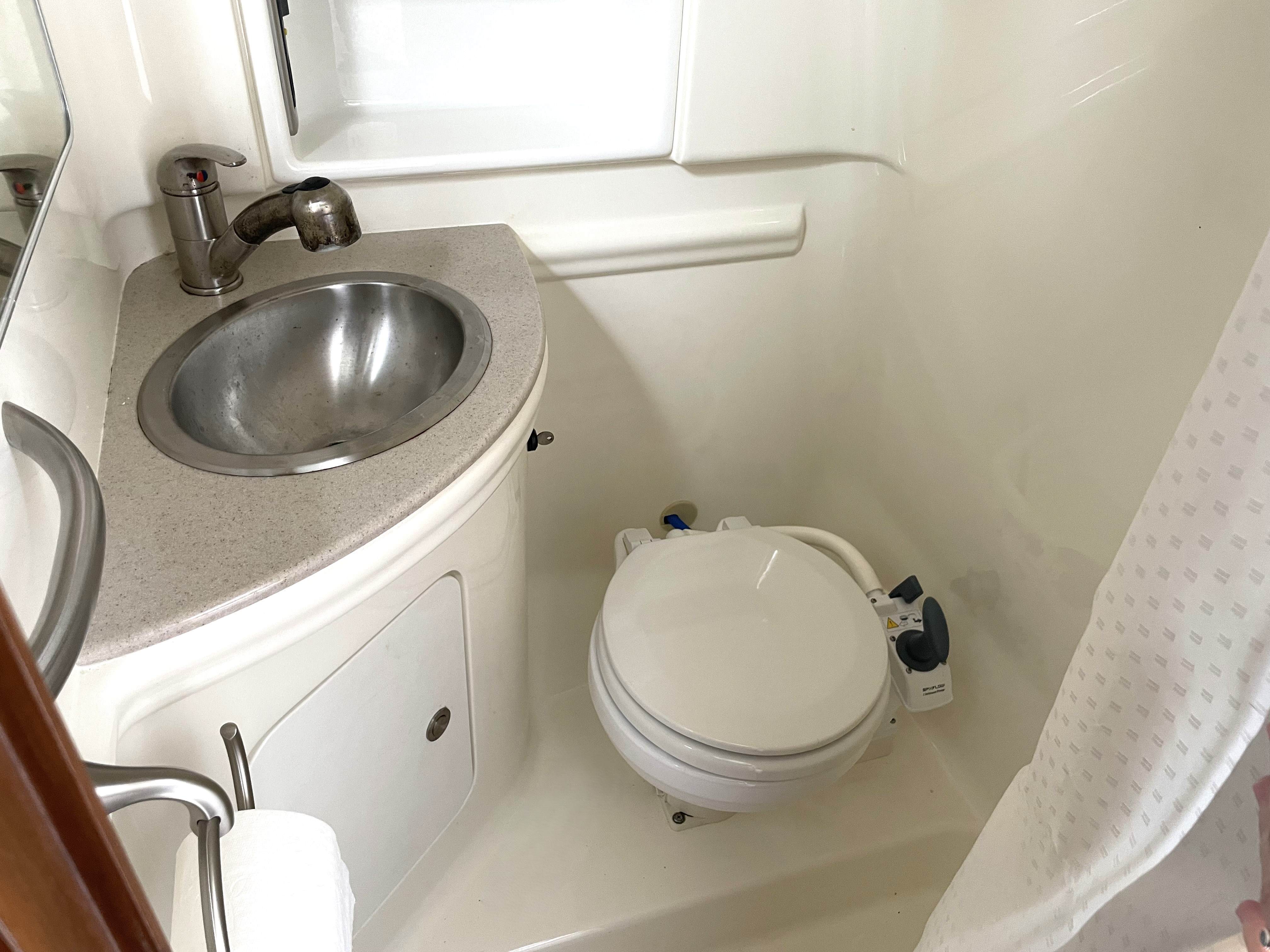 sea-ray-305-sundancer-abgetrennte-toilettenkabine