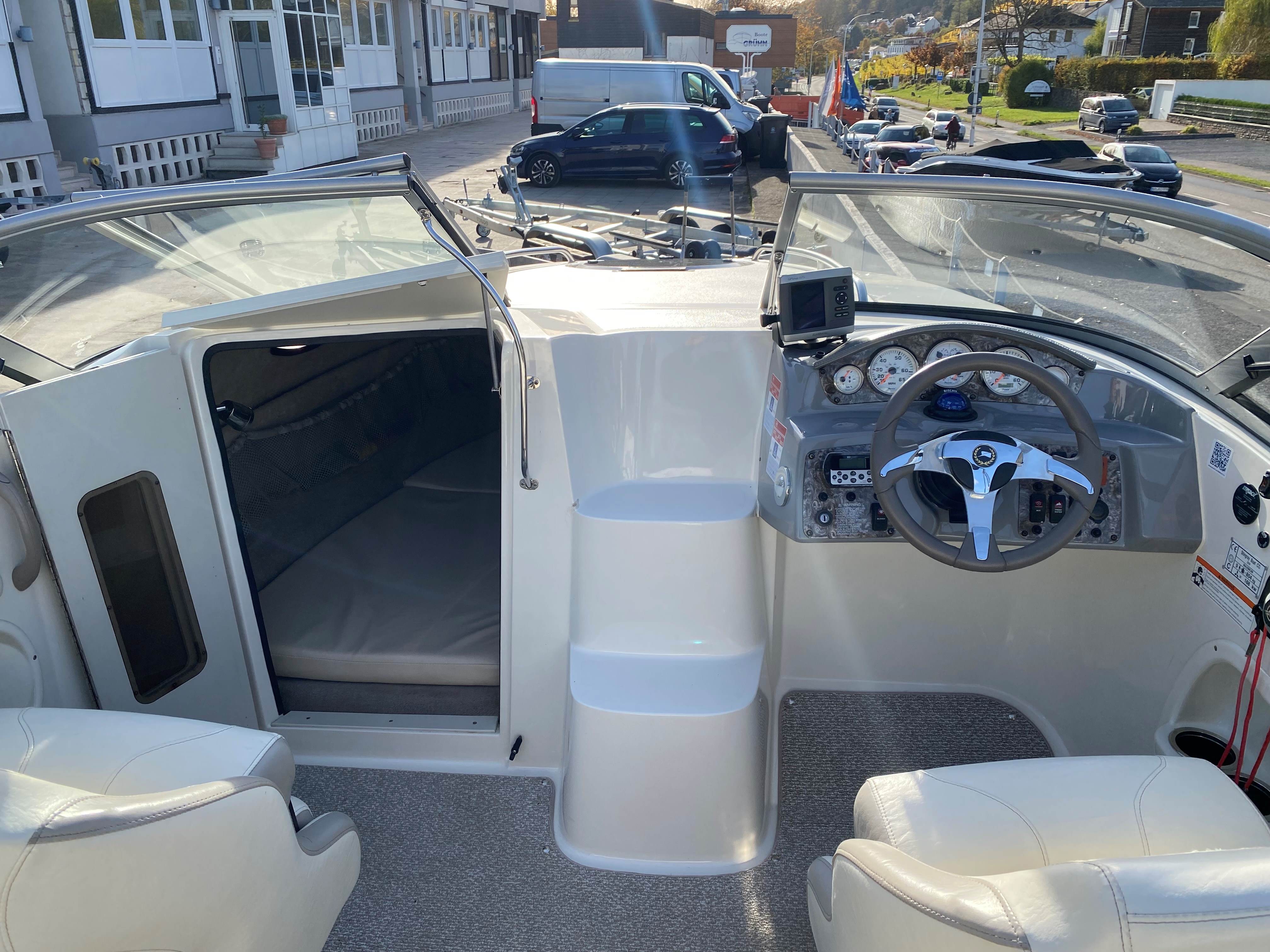 stingray-cockpit-kabine-schlupfkabine-koblenz-gruehn-steuerstand-instrumente