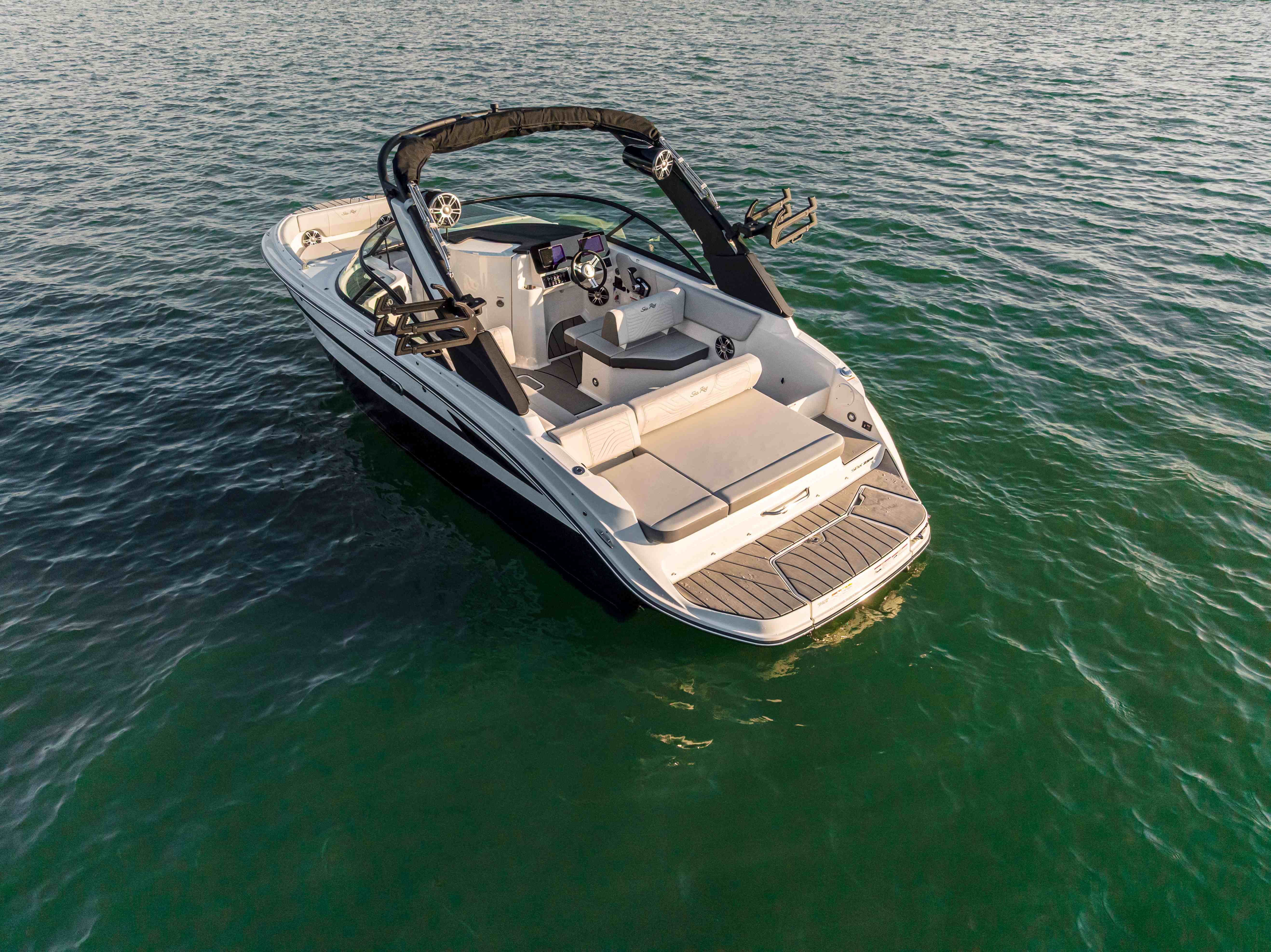 mercrusier-mit-tower-motorboot-daycruiser