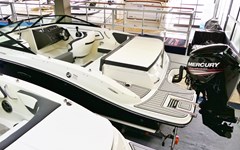 Ausstellungshalle Sea Ray Motorboot