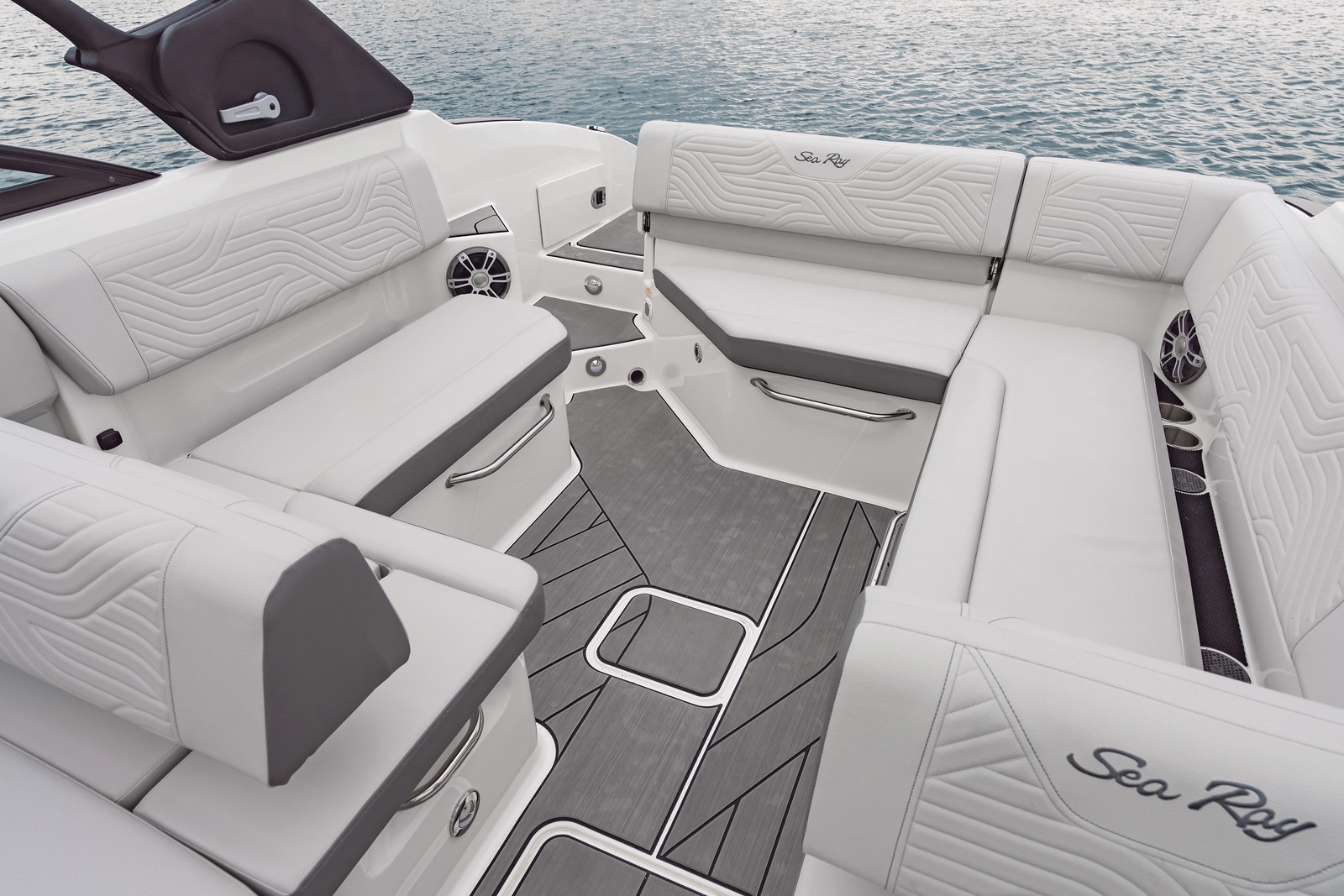 sea-ray-surf-gruehn-heck-seadek-grau-fusion-stero-koblenz