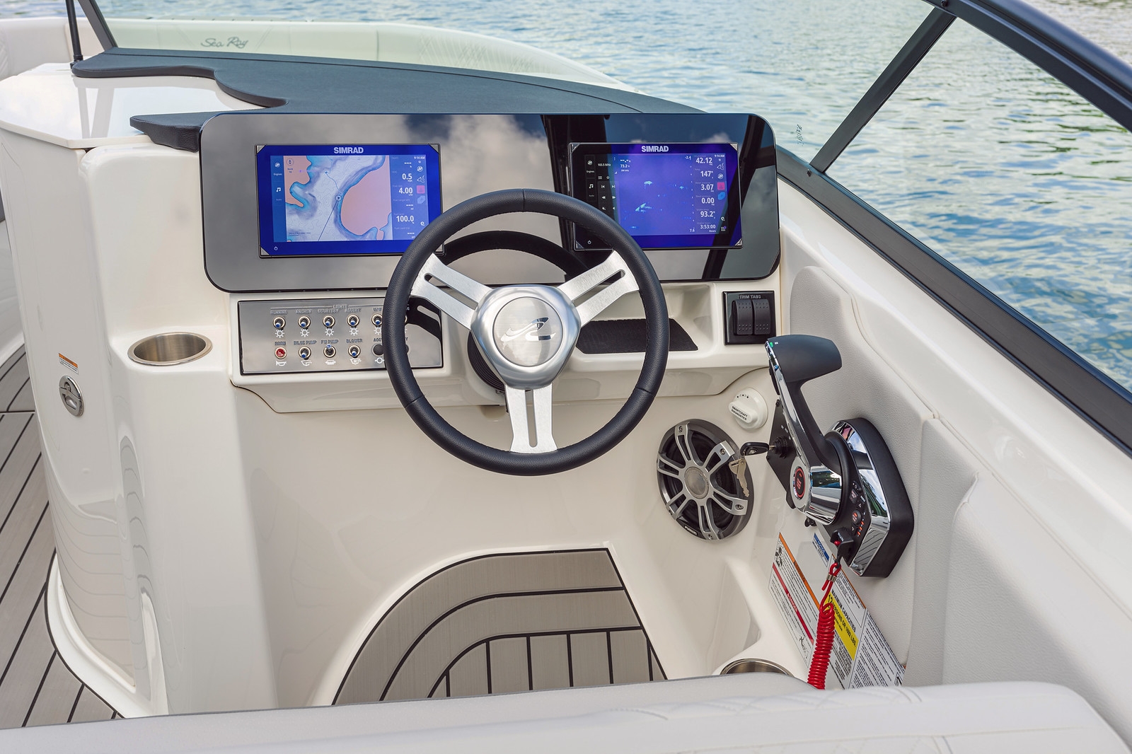sea-ray-simrad-dual-digital-250-sdoe-gruehn-2025-mercury