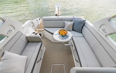 sea-ray-270-sundeck-outboard-cockpit-Sportboot