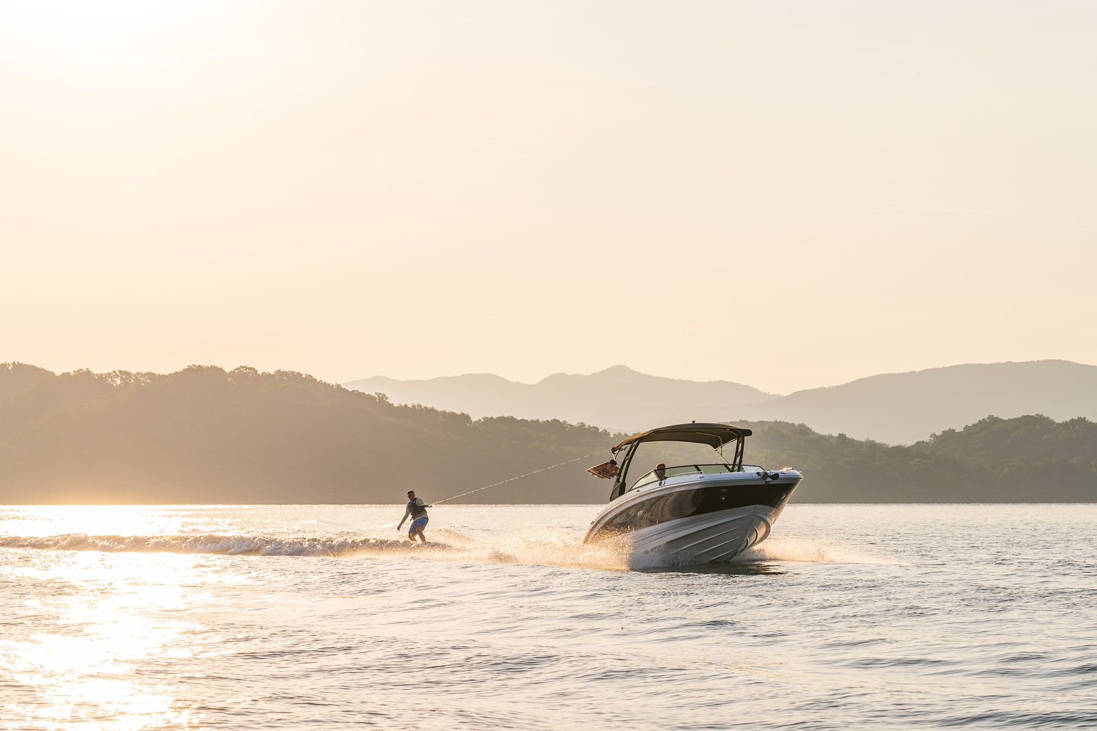 sea-ray-290-sdx-sundeck-wasserski-gruehn