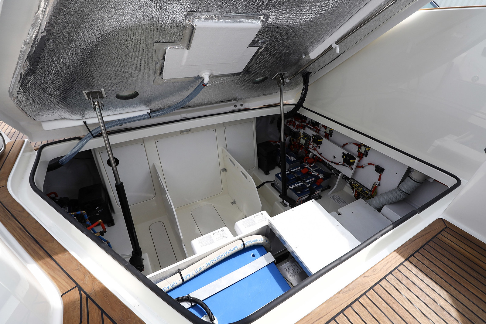 sea-ray-320-sundancer-stauraum-motorboot