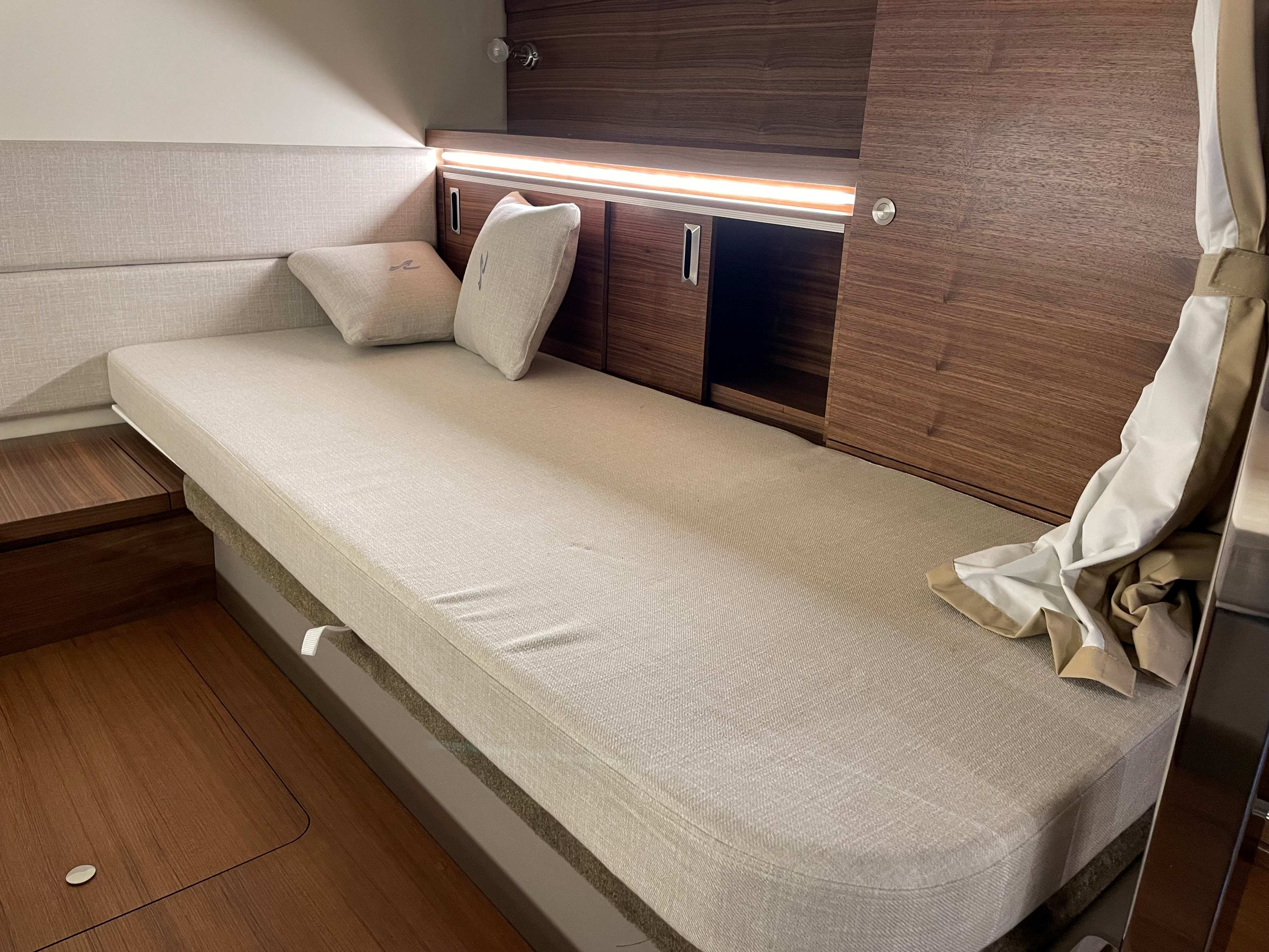 sea-ray-320-sundacer-mit-unterschlupfkabine-kabine