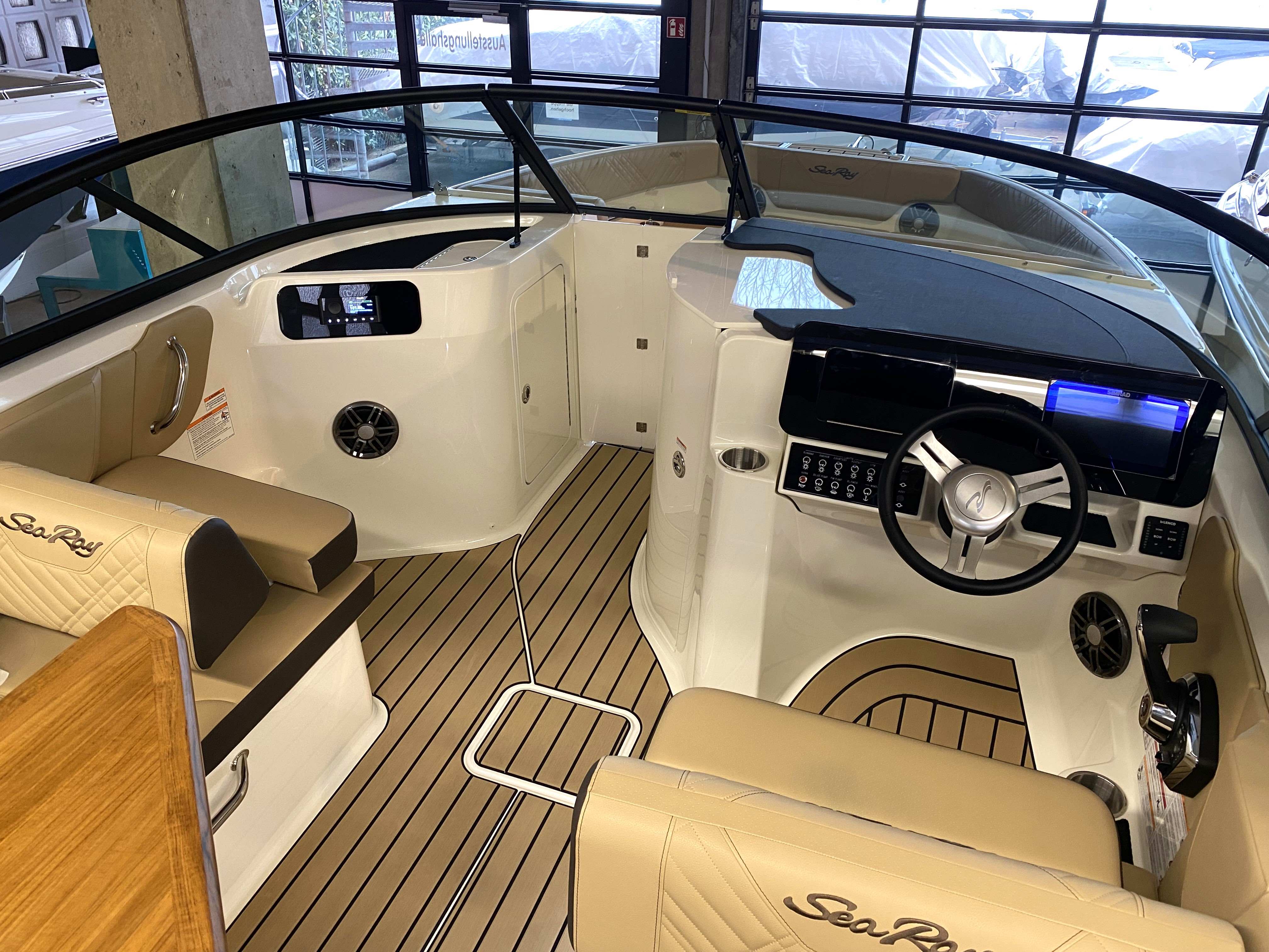 sea-ray-230-bowrider-geschlossen-windschutzscheibe-schwarzkoblenz-wassersportzentrum
