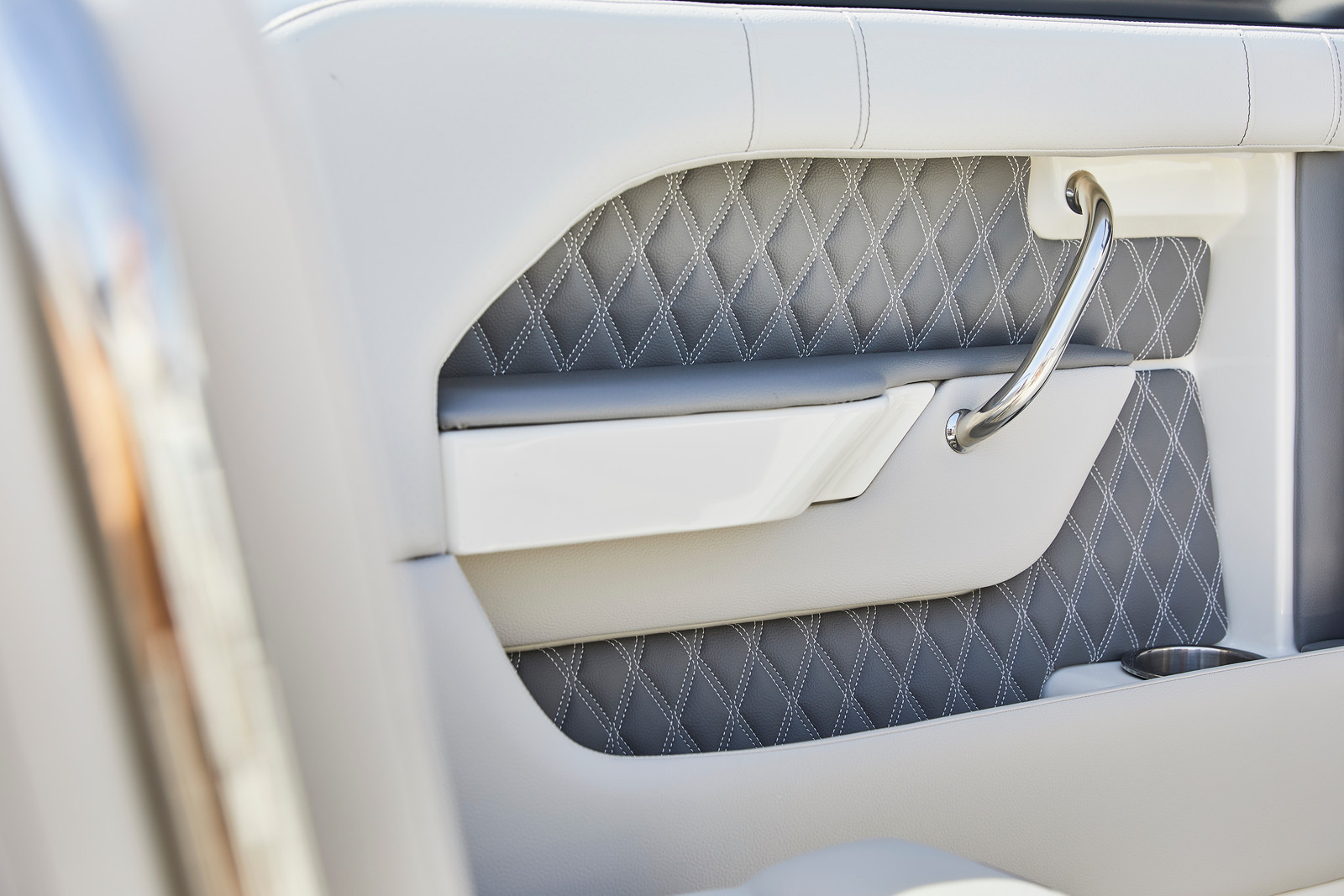 sea-ray-Motorboot-250-slxe-griff