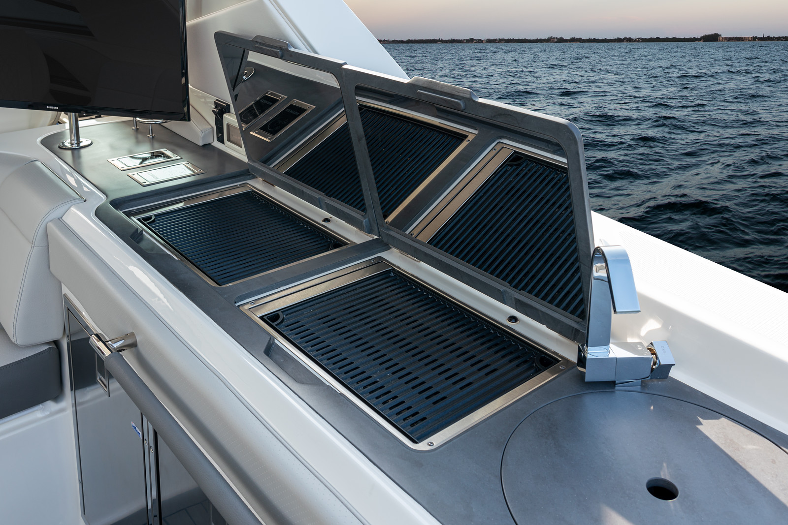 sea-ray-400-slx-sportboot-auáengrill-boote-gruehn