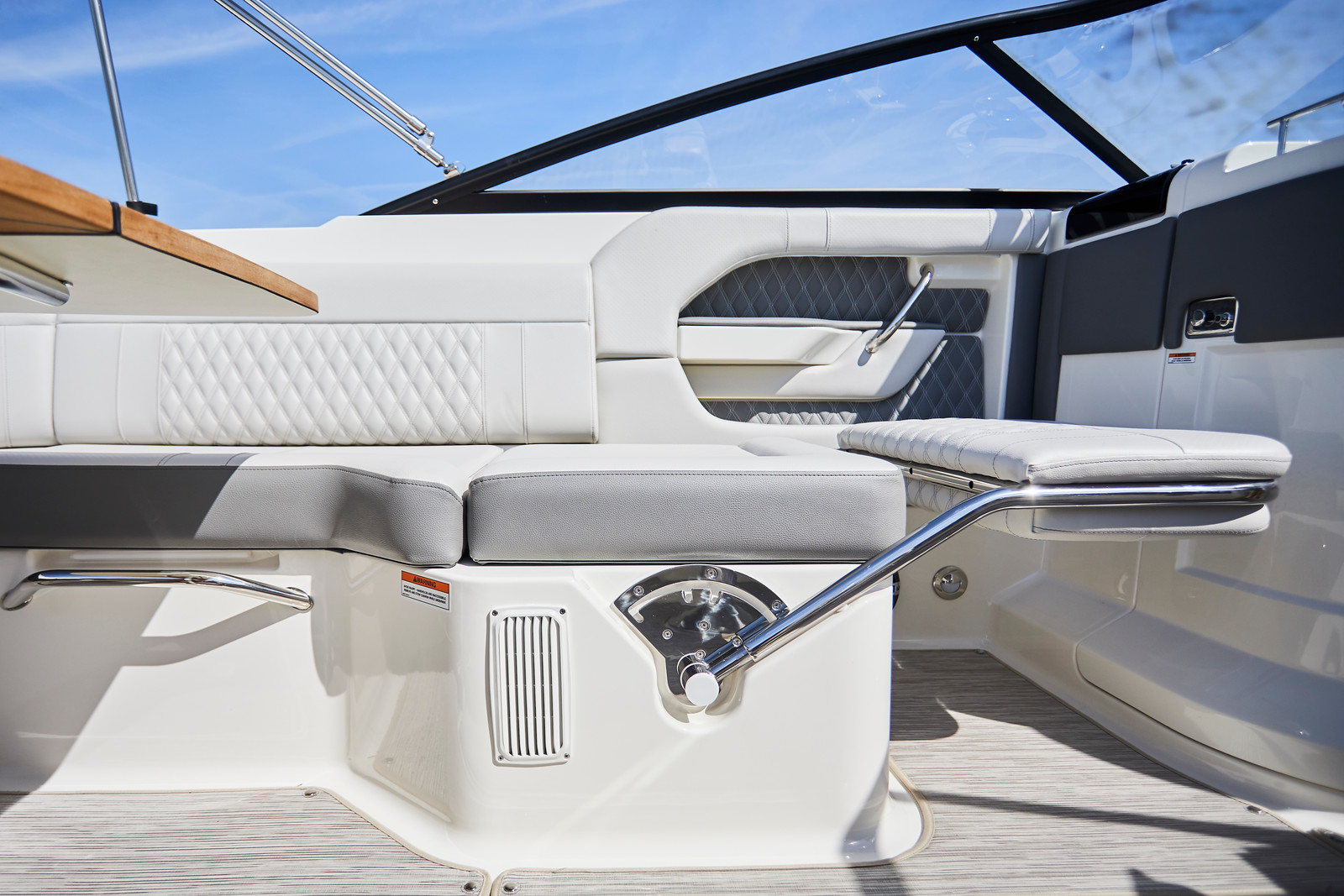 sea-ray-250-slxe-klapplehne-motorboot