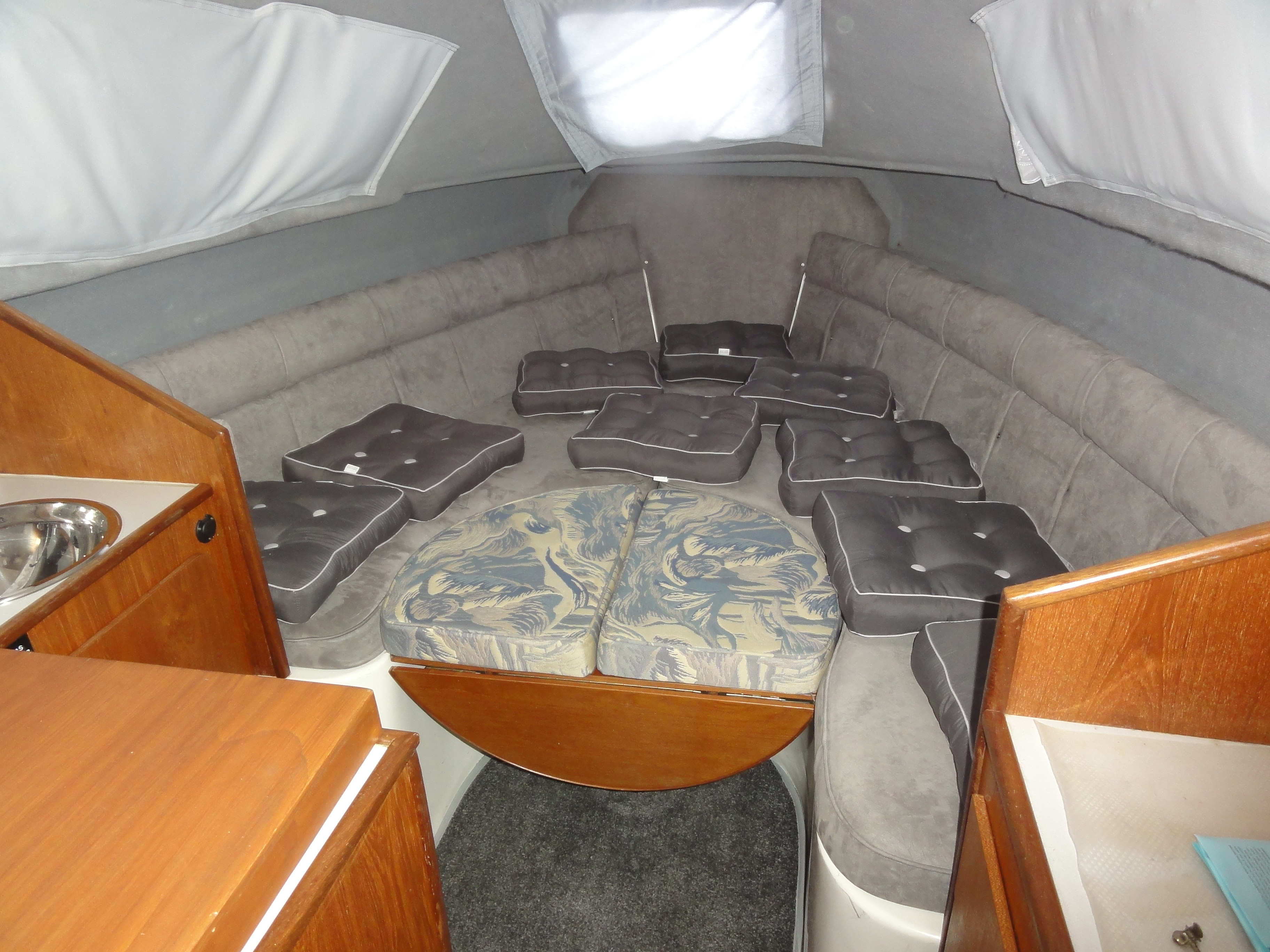 Viking-22-Kabinenboot-Tisch-Polster-