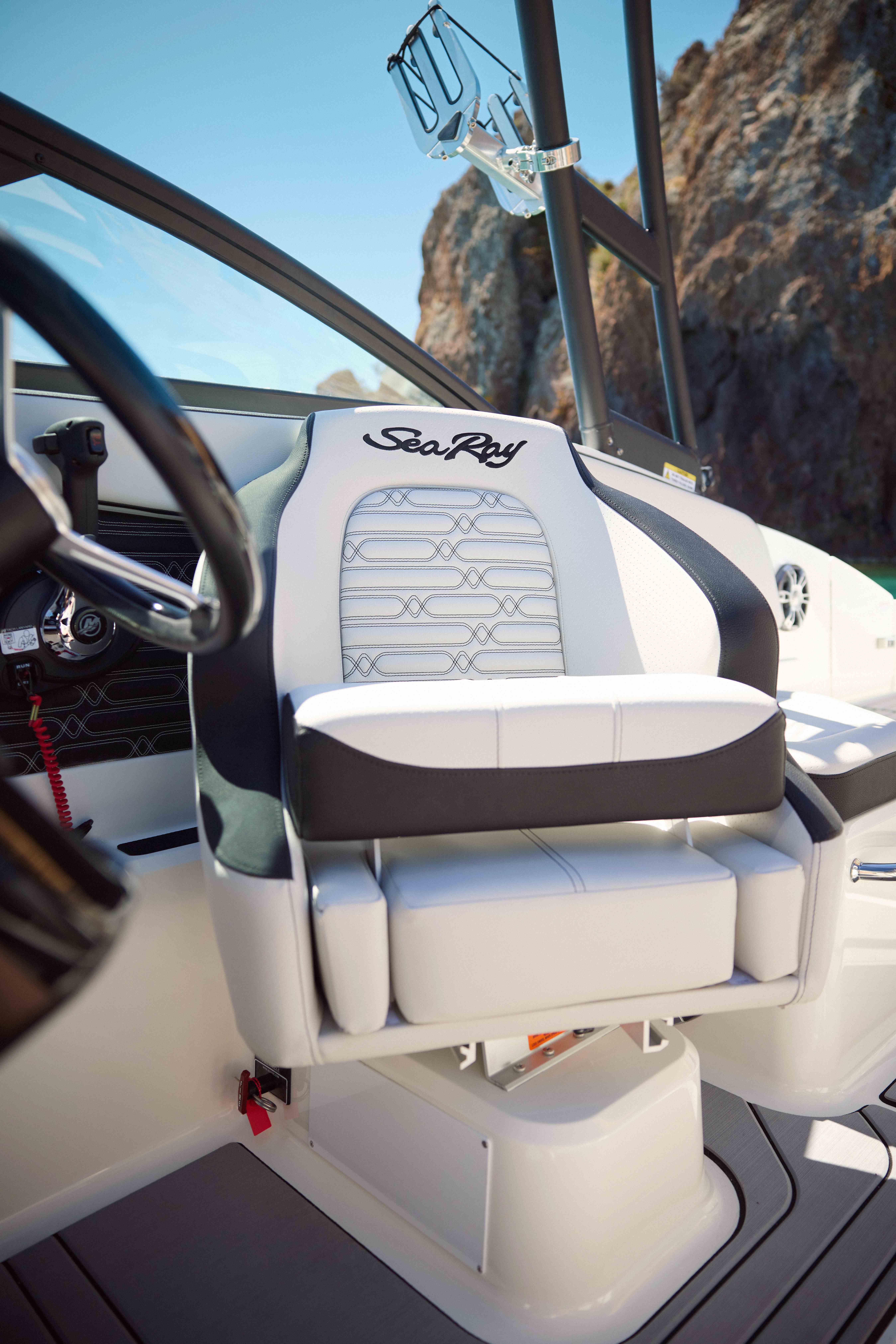 sea-ray-210-spxe-motorboot-innenborder
