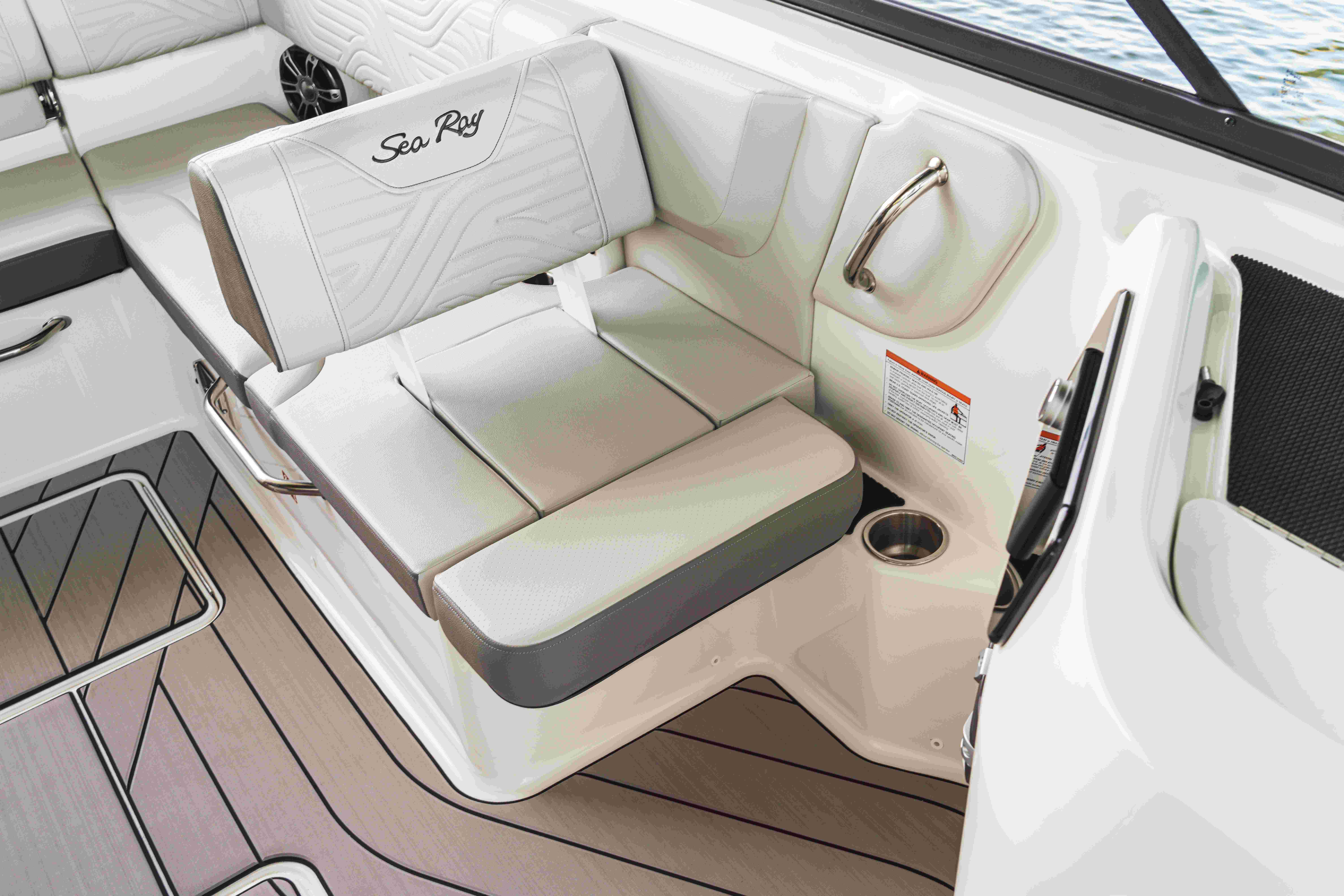 wassersporzentzrum-gruehn-motorboot-sea-ray-neu