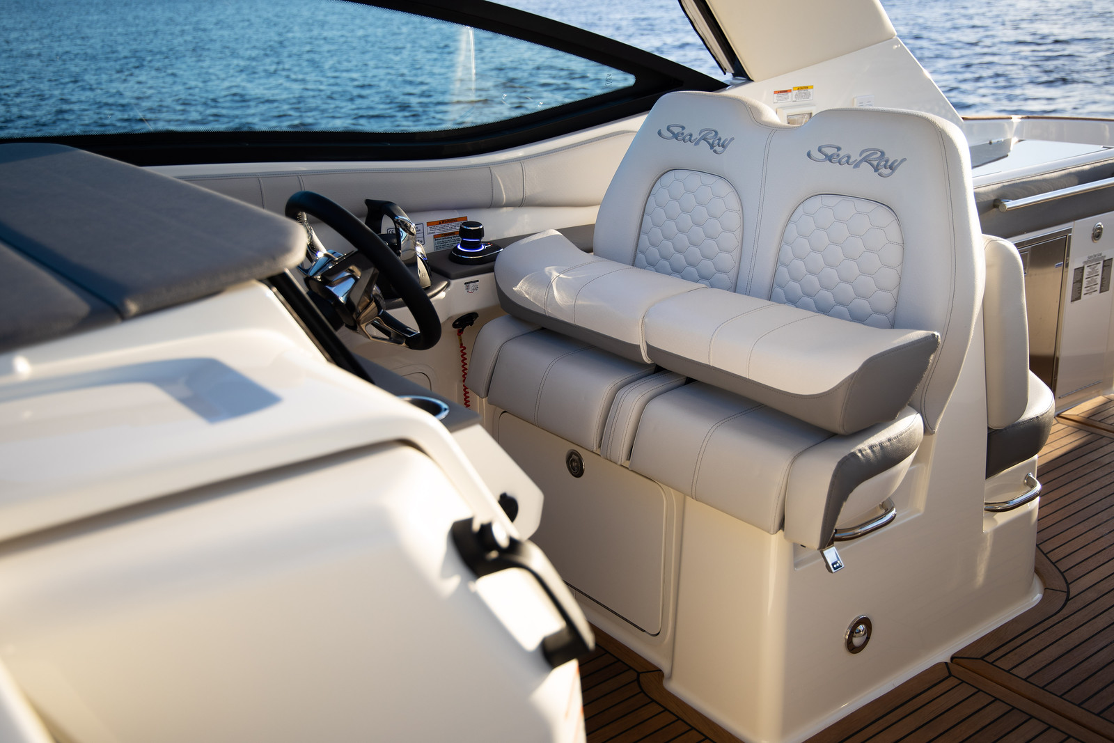 sea-ray-320-sundancer-motorboot-boote-gruehn