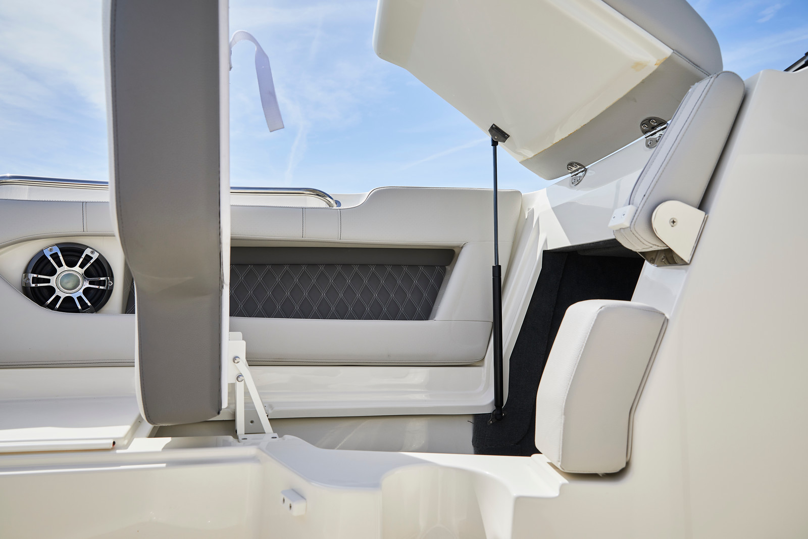searay-250-slxe-stauraum-motorboot