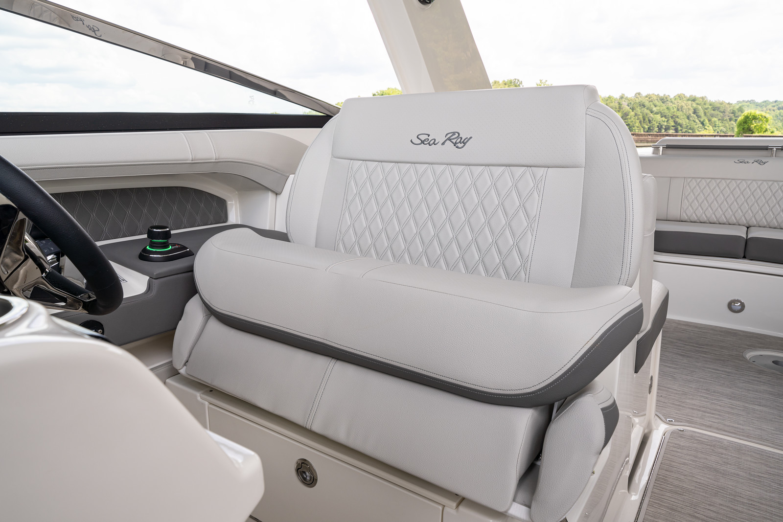 sea-ray-310-sxo-motorboot-boote-gruehn