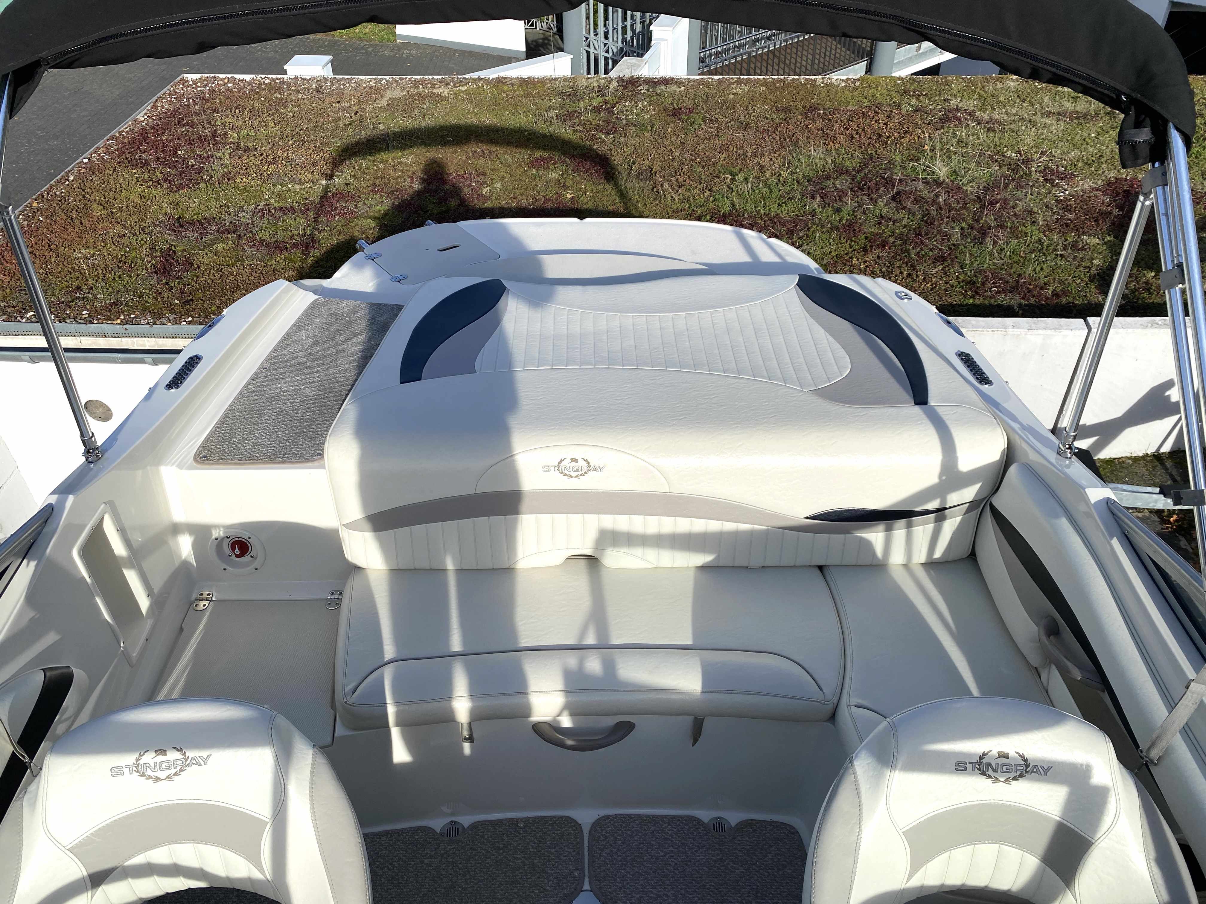 stingray-cockpit-heck-liegeflaesche-gruehn-koblenz-leder