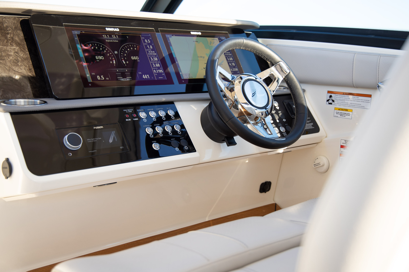 sea-ray-320-sundancer-outboard-steuerstand
