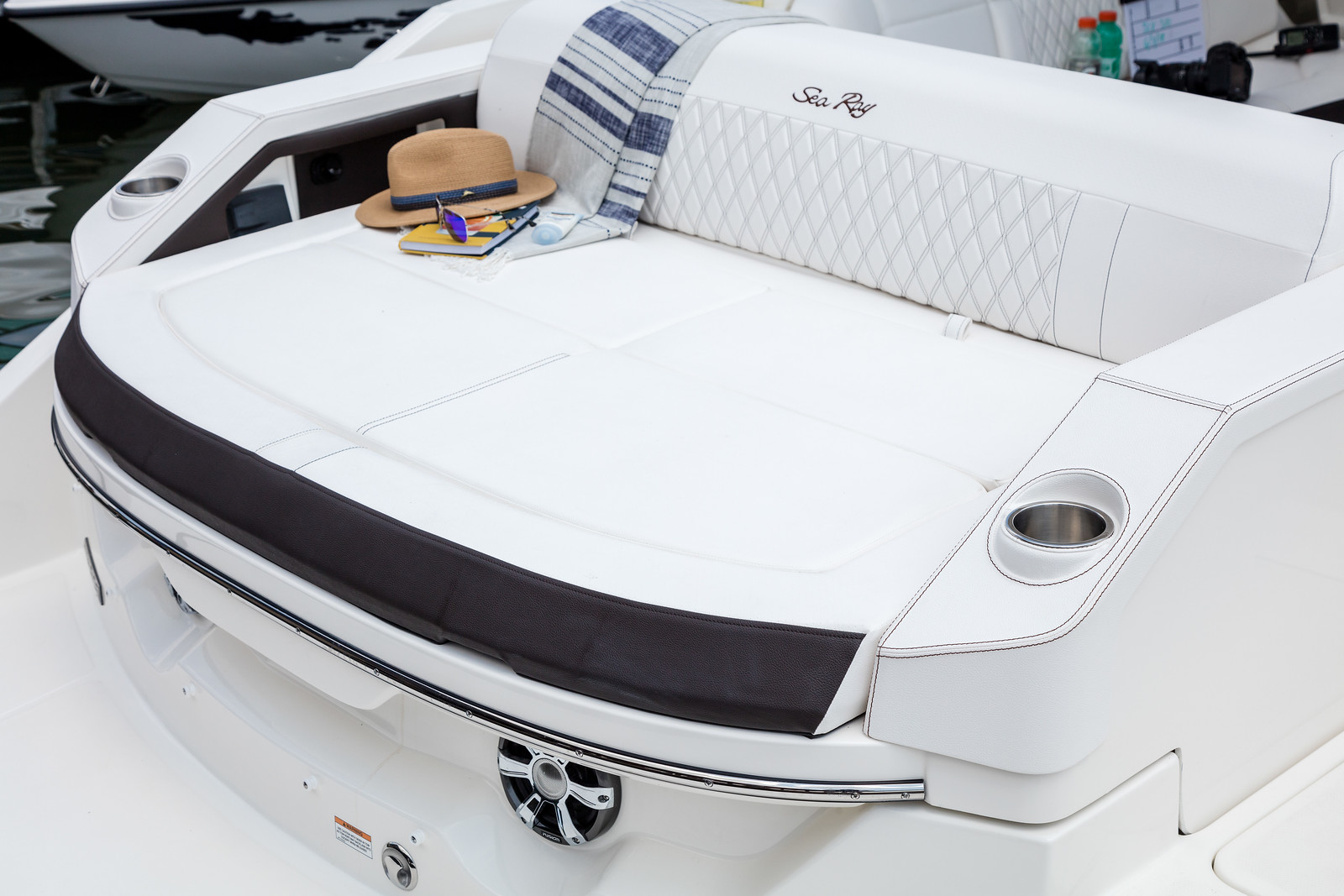 sea-ray-310-slx-sportboot-sonnenliege