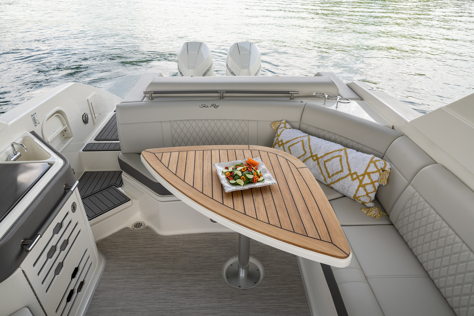 sea-ray-310-sxo-cockpit-motorboot-kaufen
