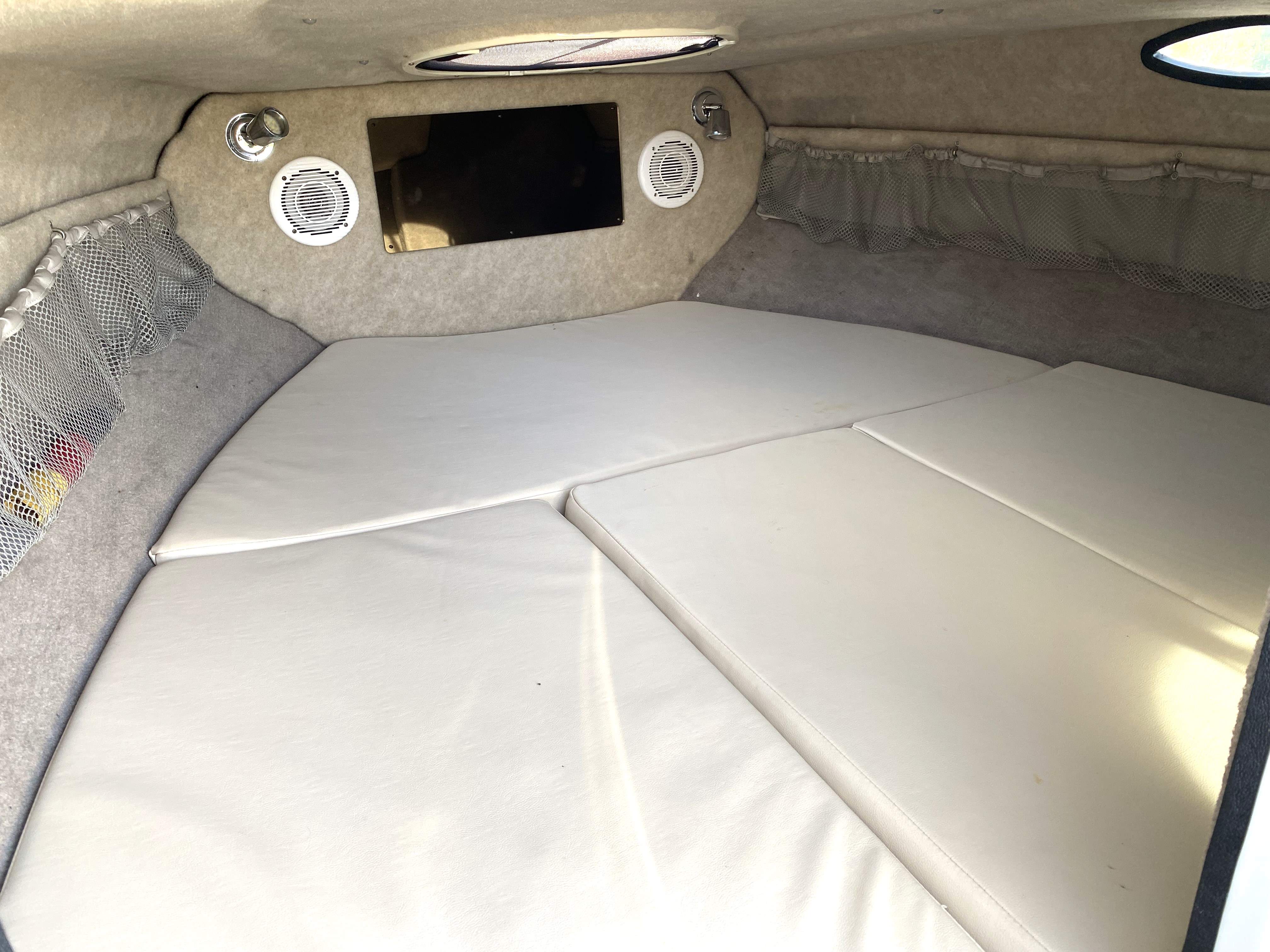 stingray-kabine-cabin-lautsprecher-radio-bullaugen-koblenz-bootegruehn