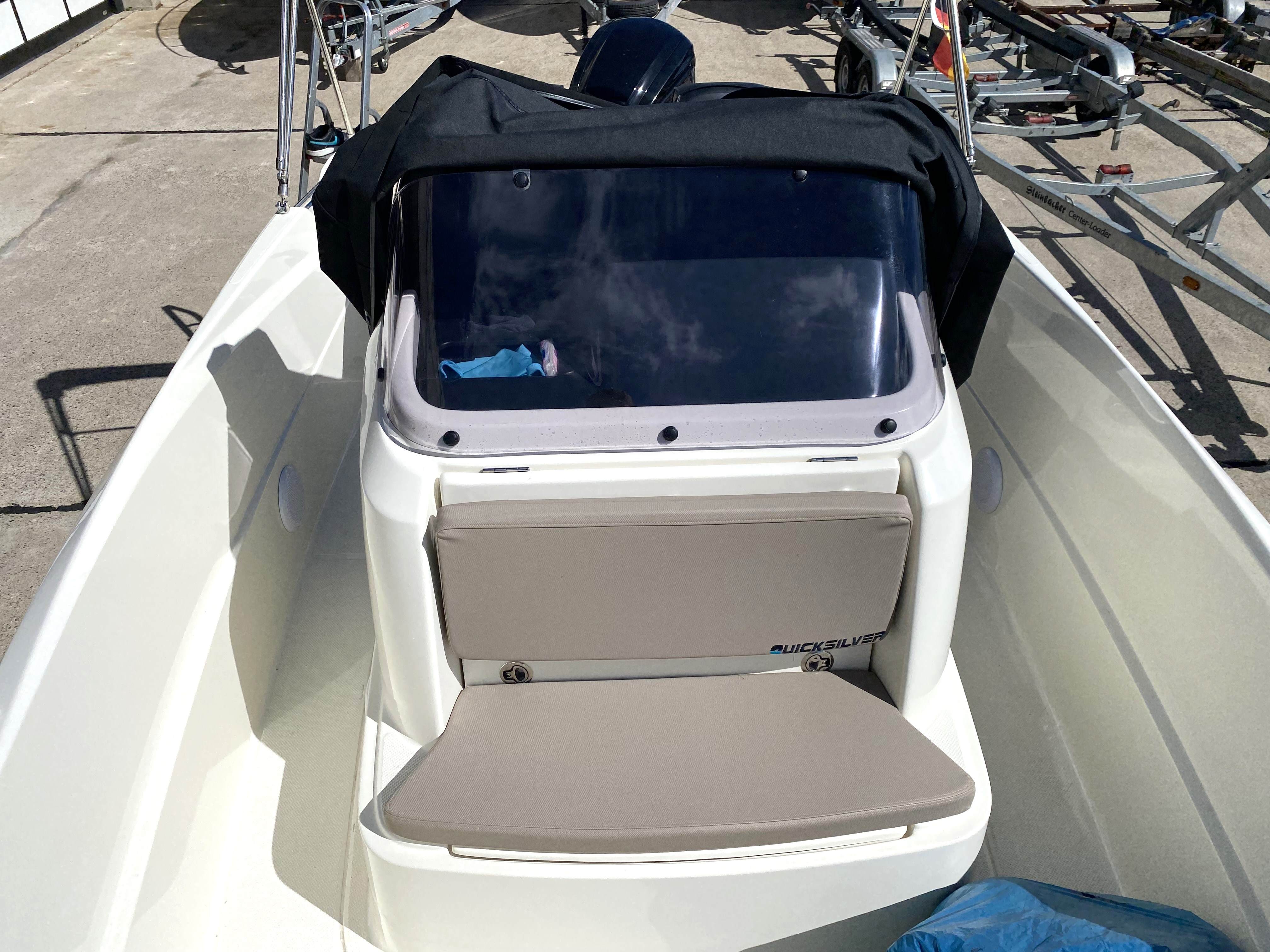 quicksilver-innenraum-weiss-mit trailer-gruehn-koblenz