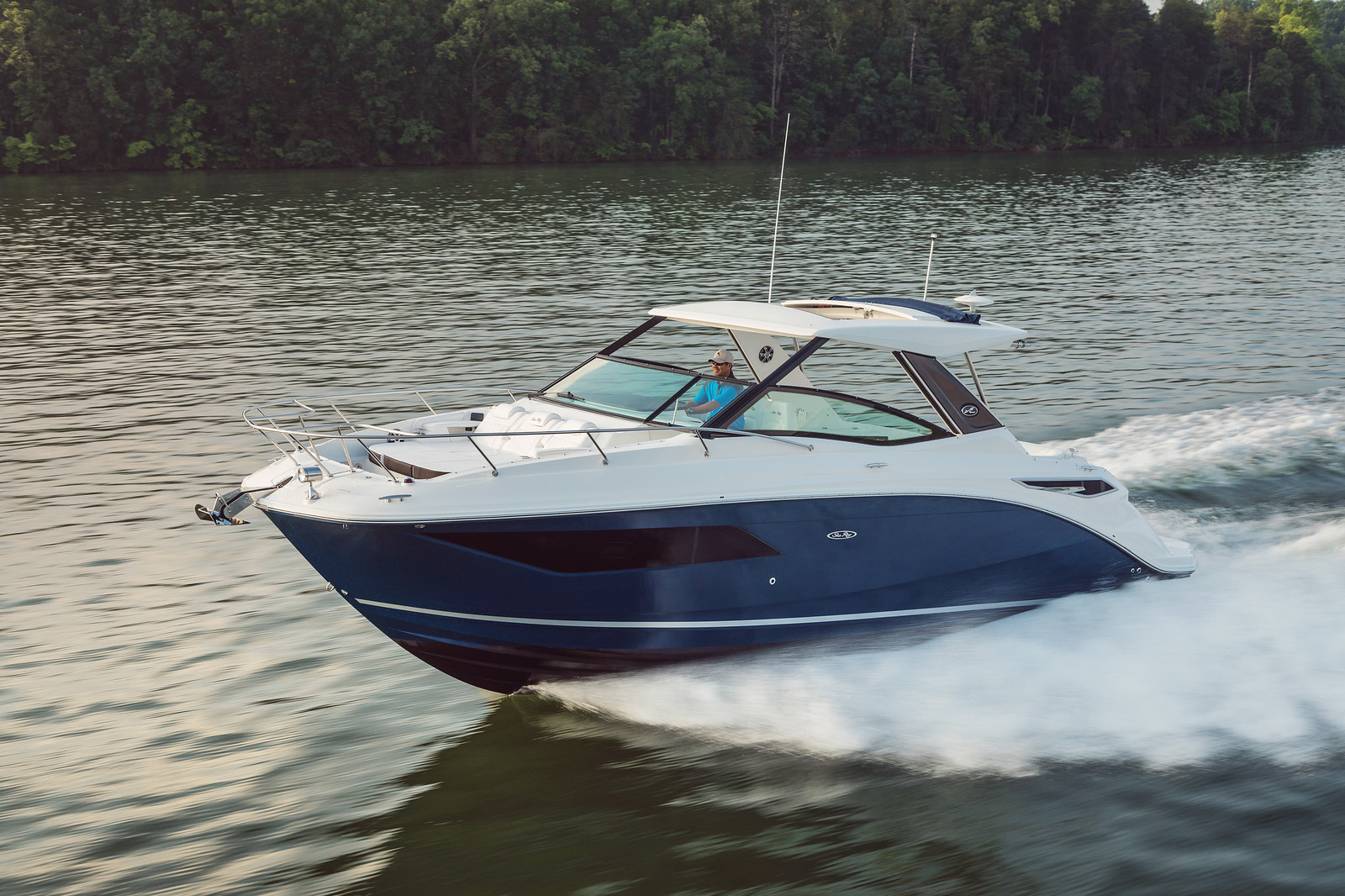 Boot-Kabinenboot-und-Bowrider-in-einem-Motorboot
