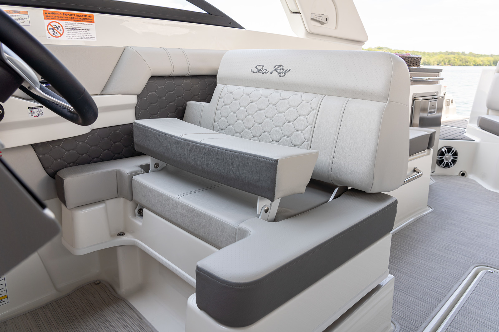 sea-ray-290-sundeck-outboard-sitz