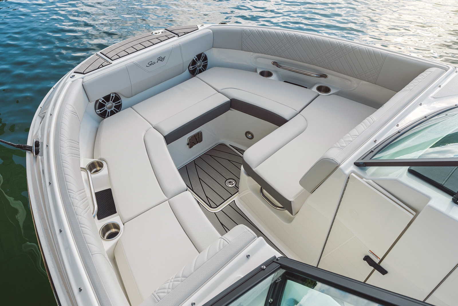 sea-ray-bug-cream-seadek-sdxe-250-2025-gruehn-mosel