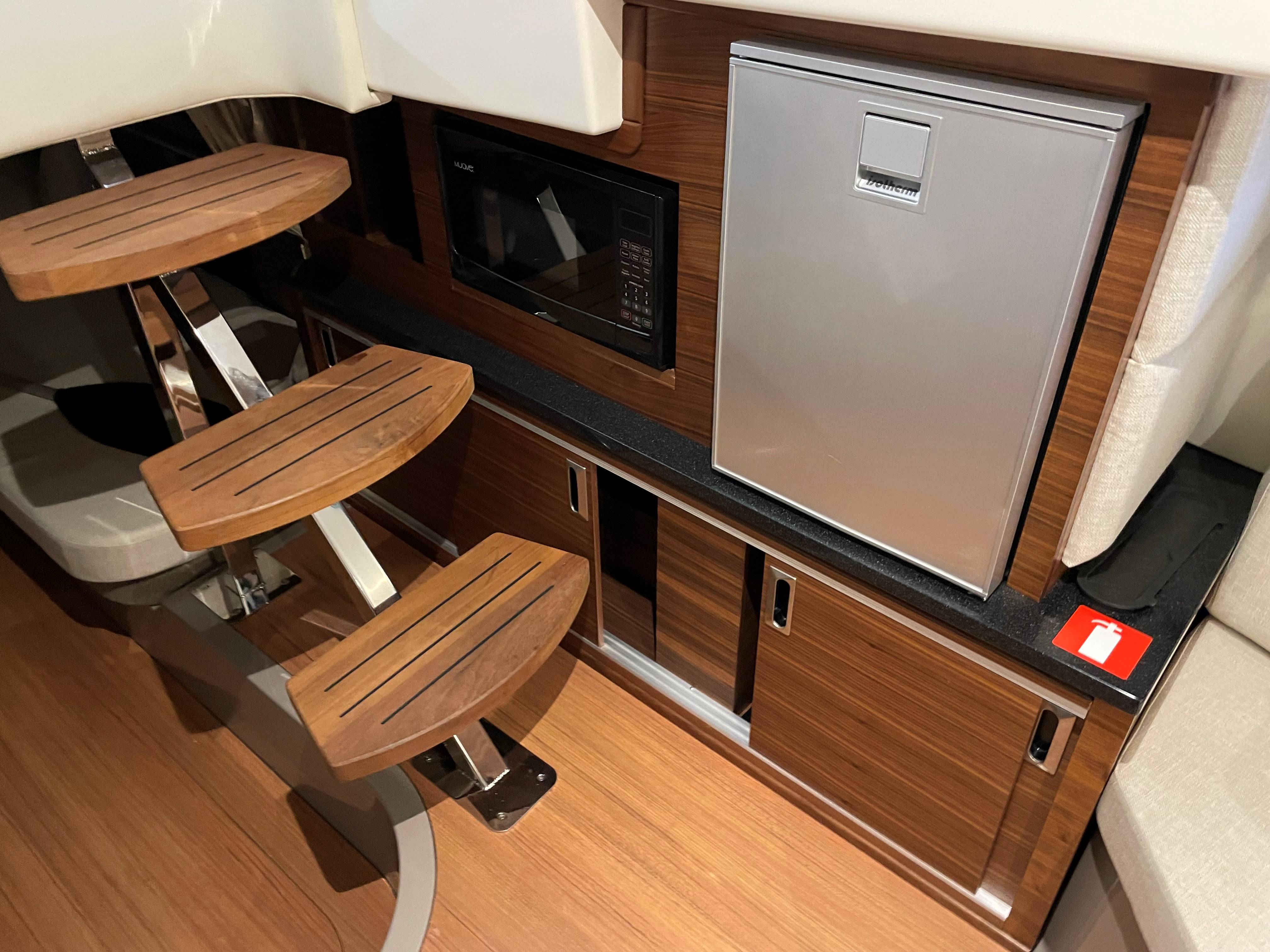 sea-ray-320-sundacer-koblenz-kuehnschrank-und-mikrowelle