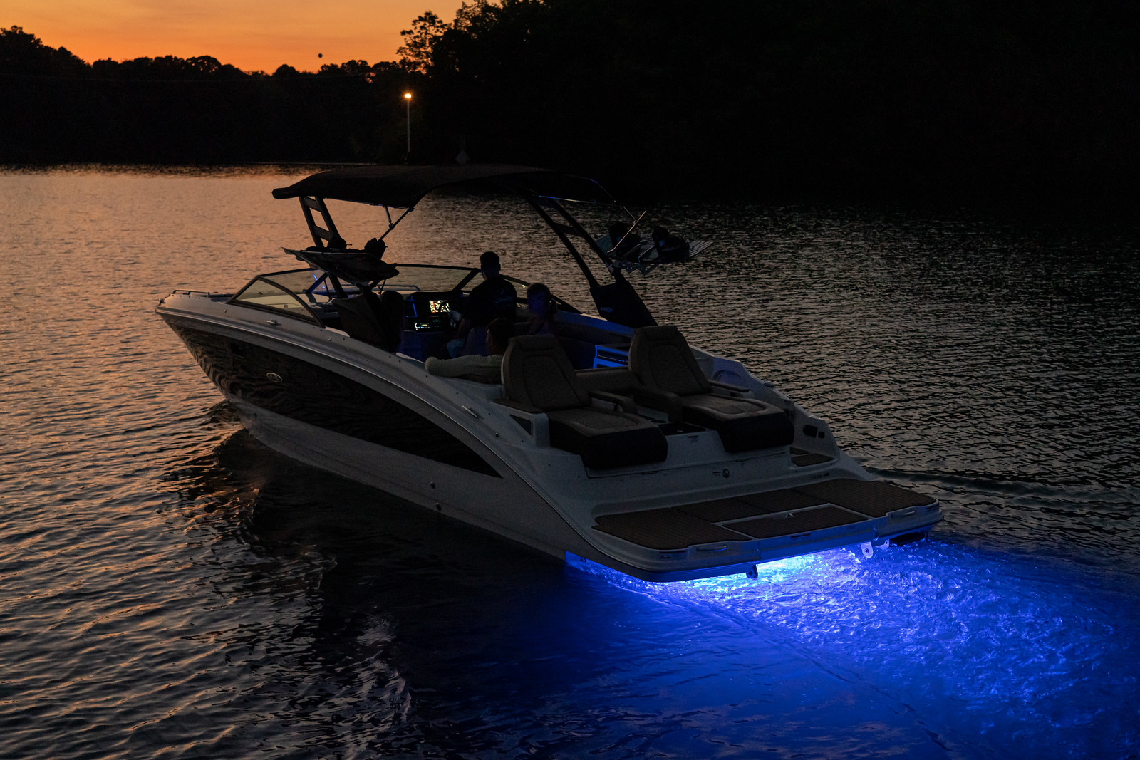 sea-ray-290-sdx-sundeck-motorboot-boote-gruehn-unterwasserbeleuchtung