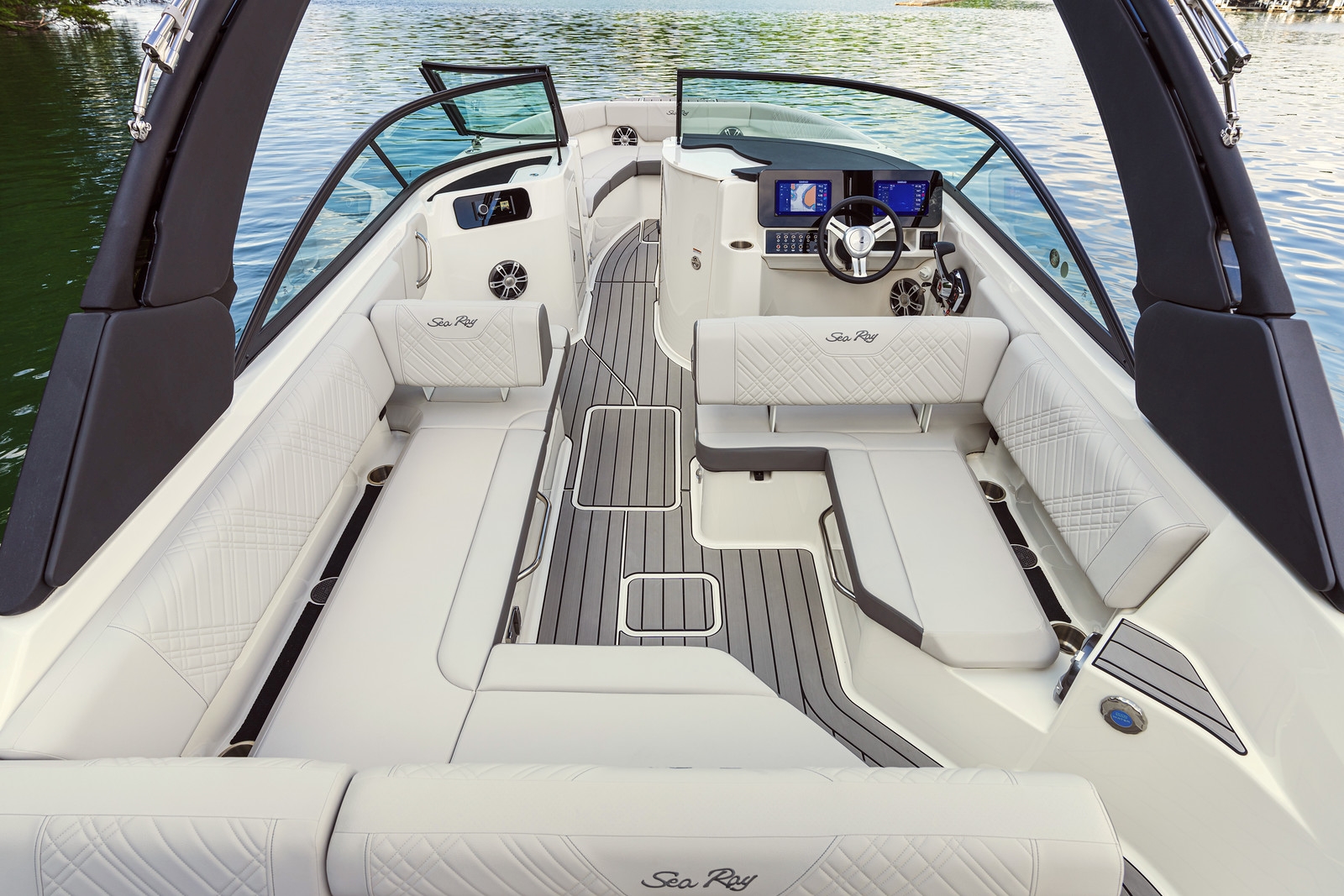 sea-ray-tauer-250-sdxe-cockpit-white-weiá-mercruiser