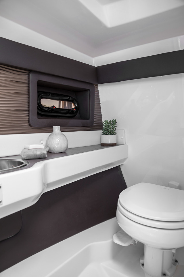 sea-ray-280-slx-motorboot-Toilettenkabine