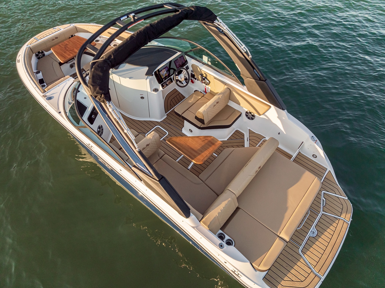 sea-ray-sdxe-2026-gruehn-draufsicht-bowrider-dune